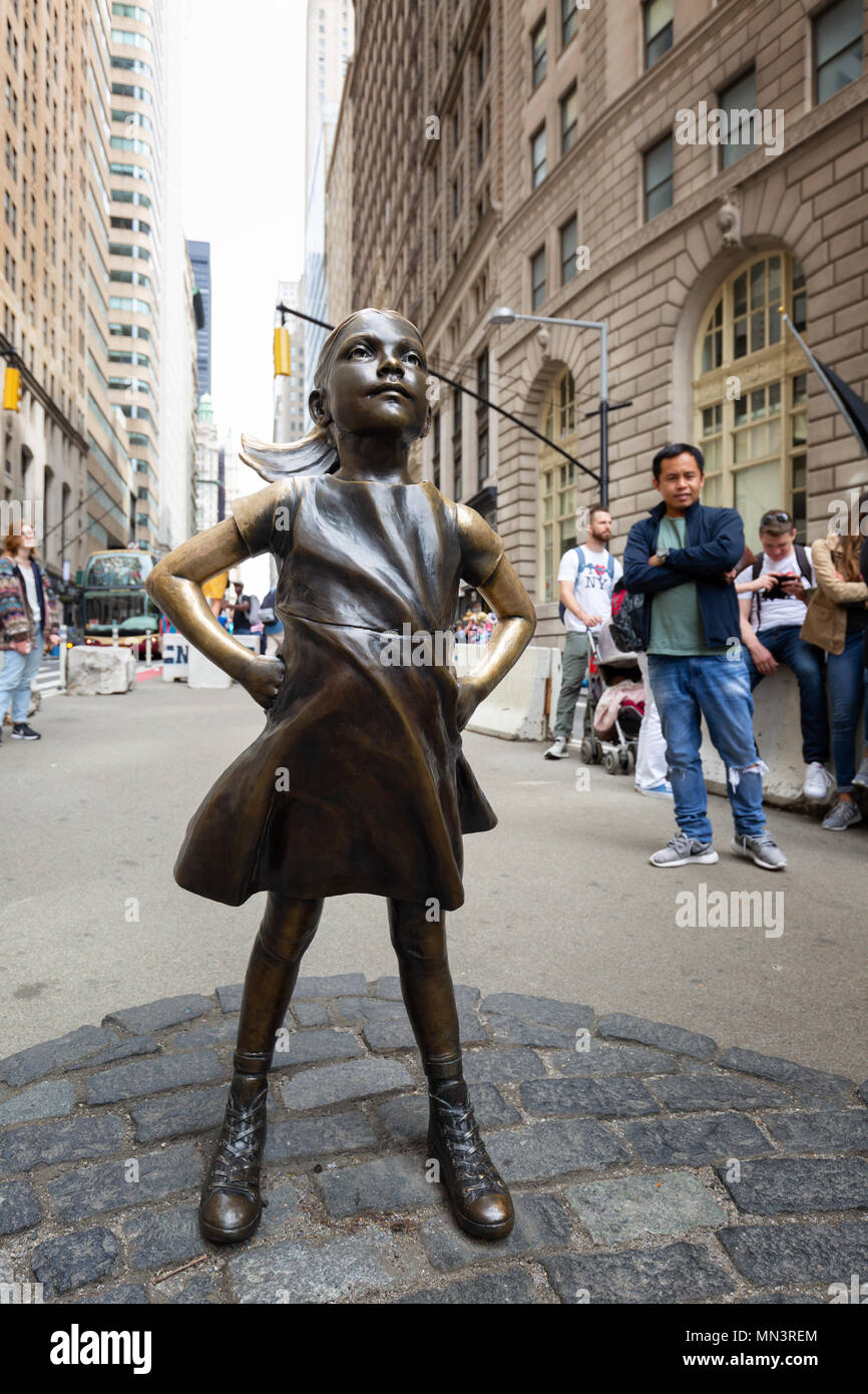 Der furchtlose Mädchen Statue von Kristen Visbal, Downtown New York, New York City, USA Stockfoto