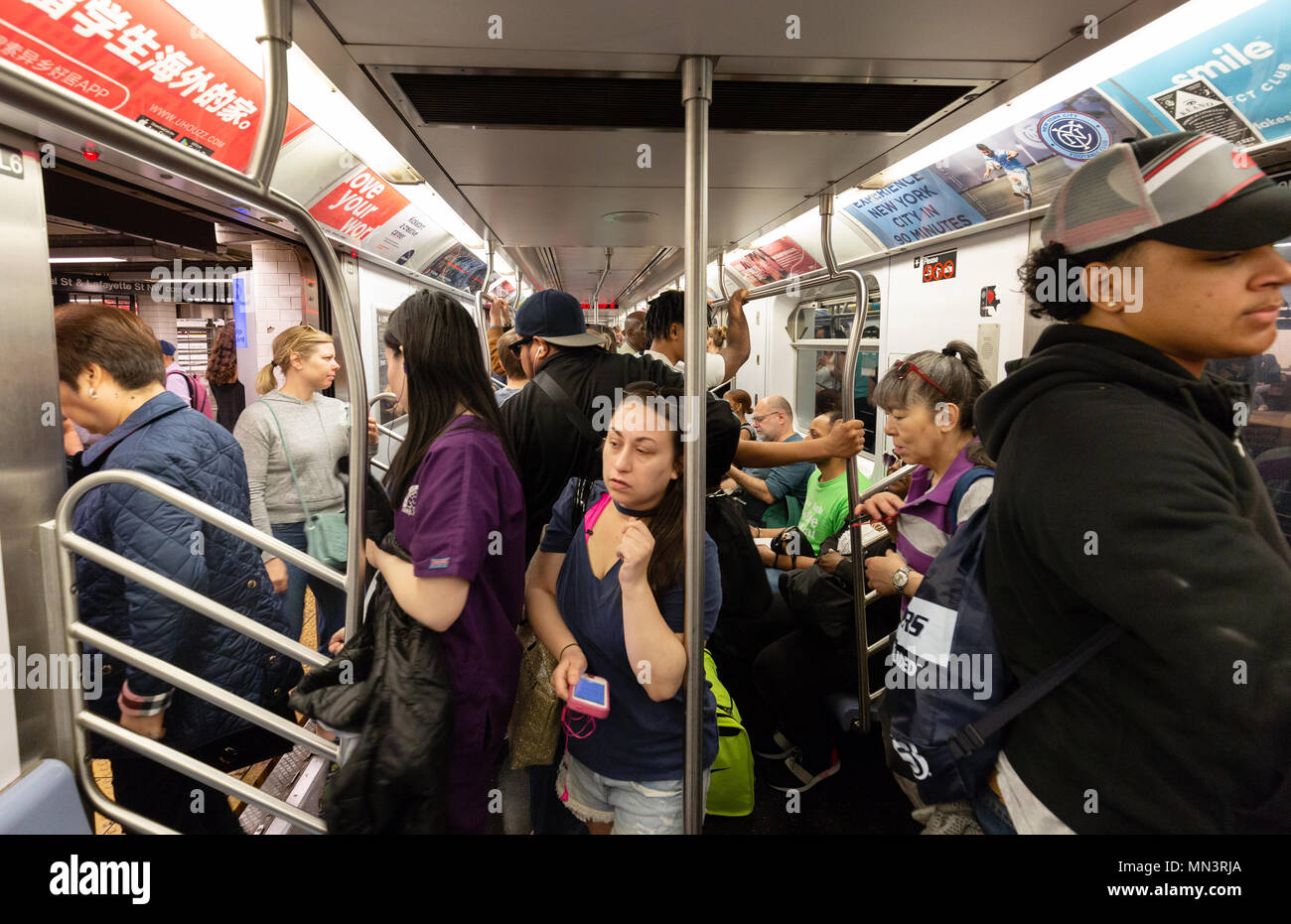 New Yorker U-Bahn Passagiere in einem überfüllten Zug Schlitten auf der New York City Subway, New York, USA Stockfoto