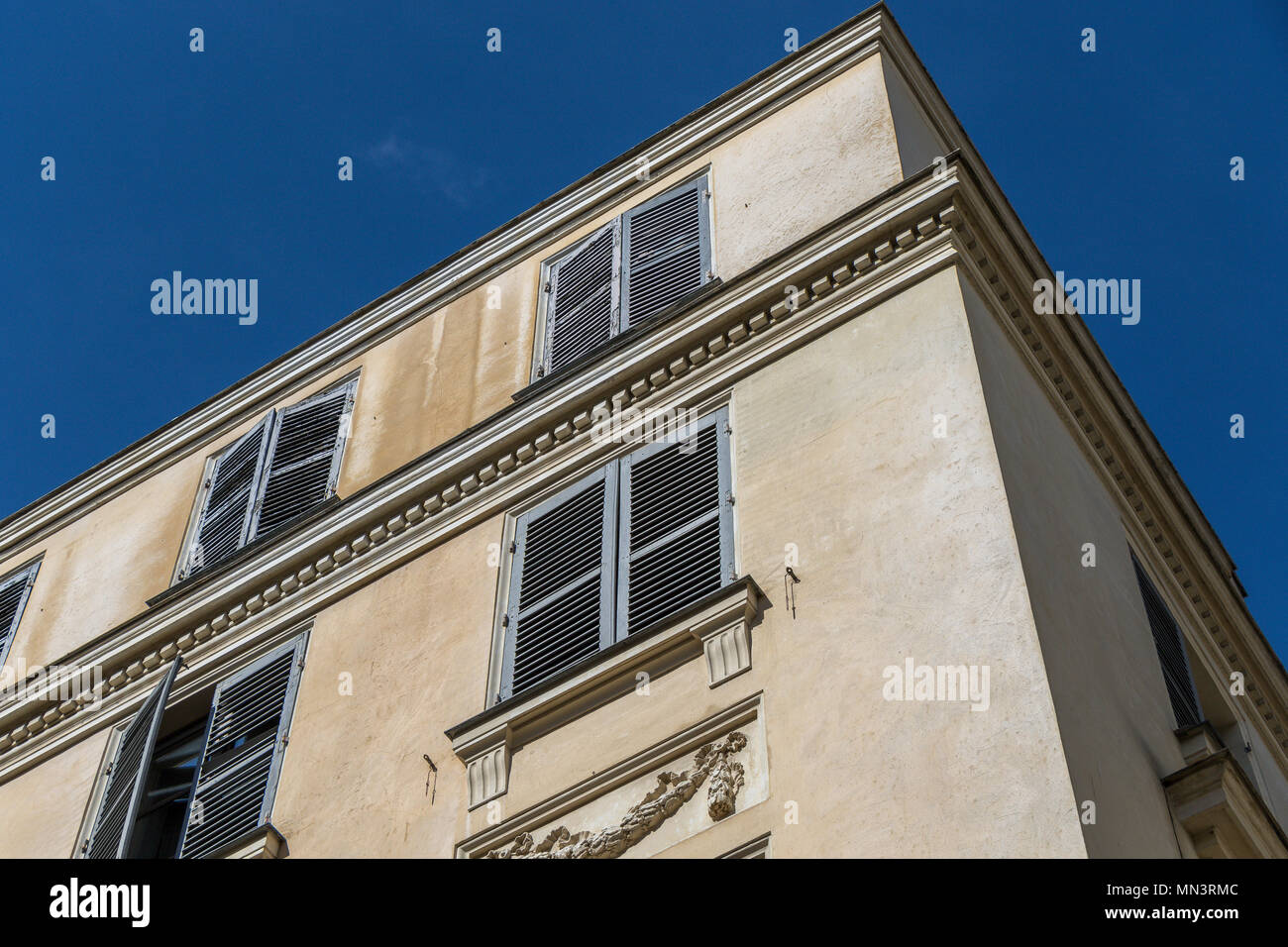 Graue Fensterläden aus Holz auf einem Gebäude entlang der Rue Férou in der 6. Arrondissement, Paris, Frankreich Stockfoto