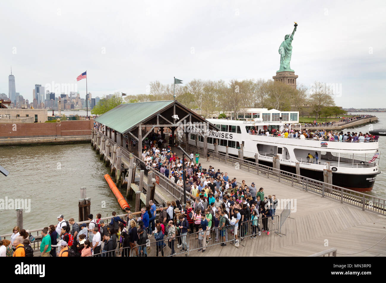 Touristen Einsteigen in ein Schiff im Dock auf Liberty Island mit der Freiheitsstatue, Liberty Island, New York City, USA Stockfoto