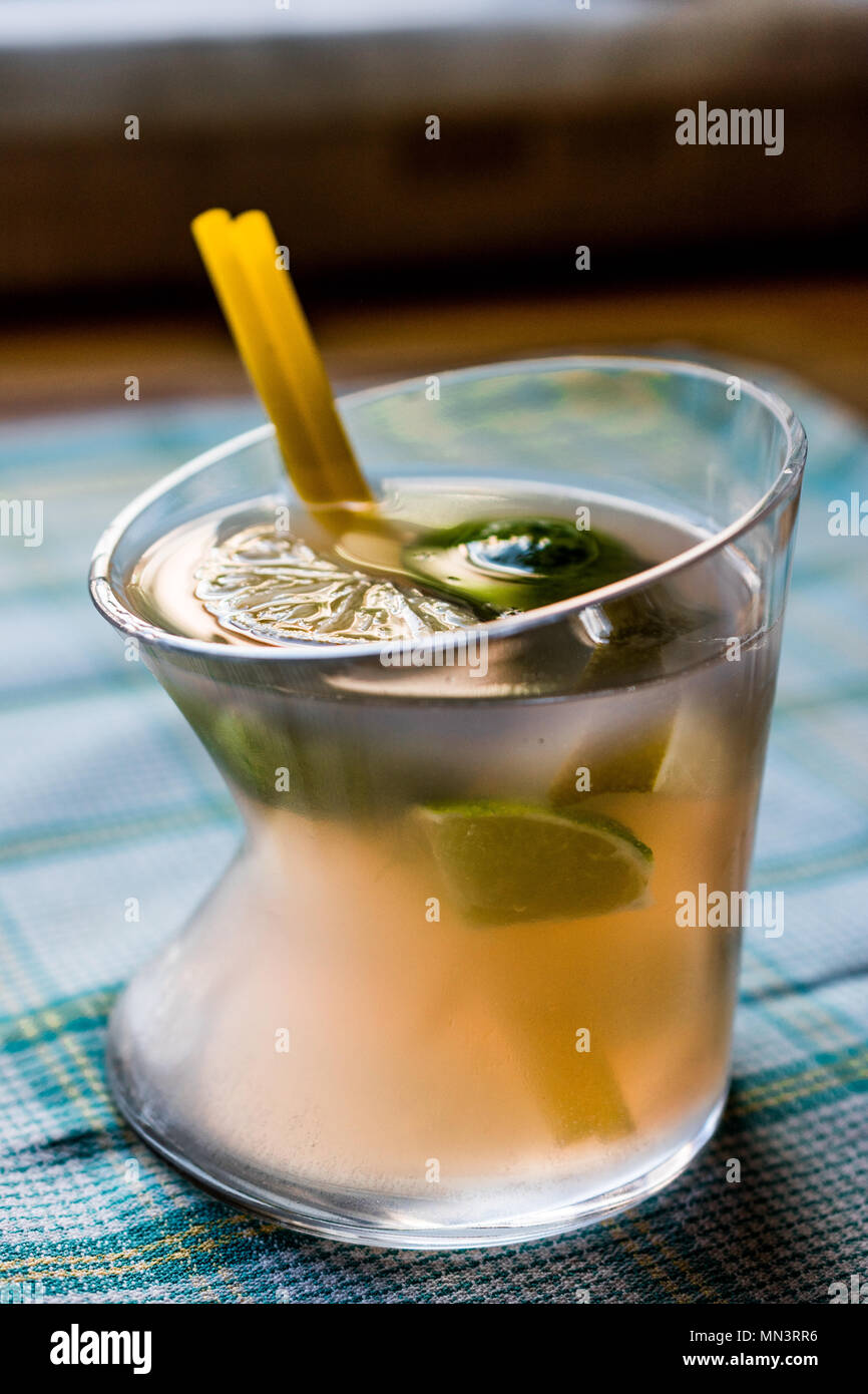 Paloma Cocktail mit Kalk und Strohgelb. Beverage Konzept. Stockfoto