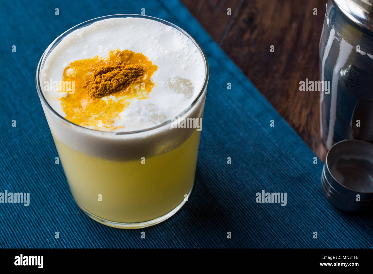 Würzige Pisco Sour Cocktail mit Limettensaft, Eiweiß und peruanischen Traube Schnaps. Beverage Konzept. Stockfoto