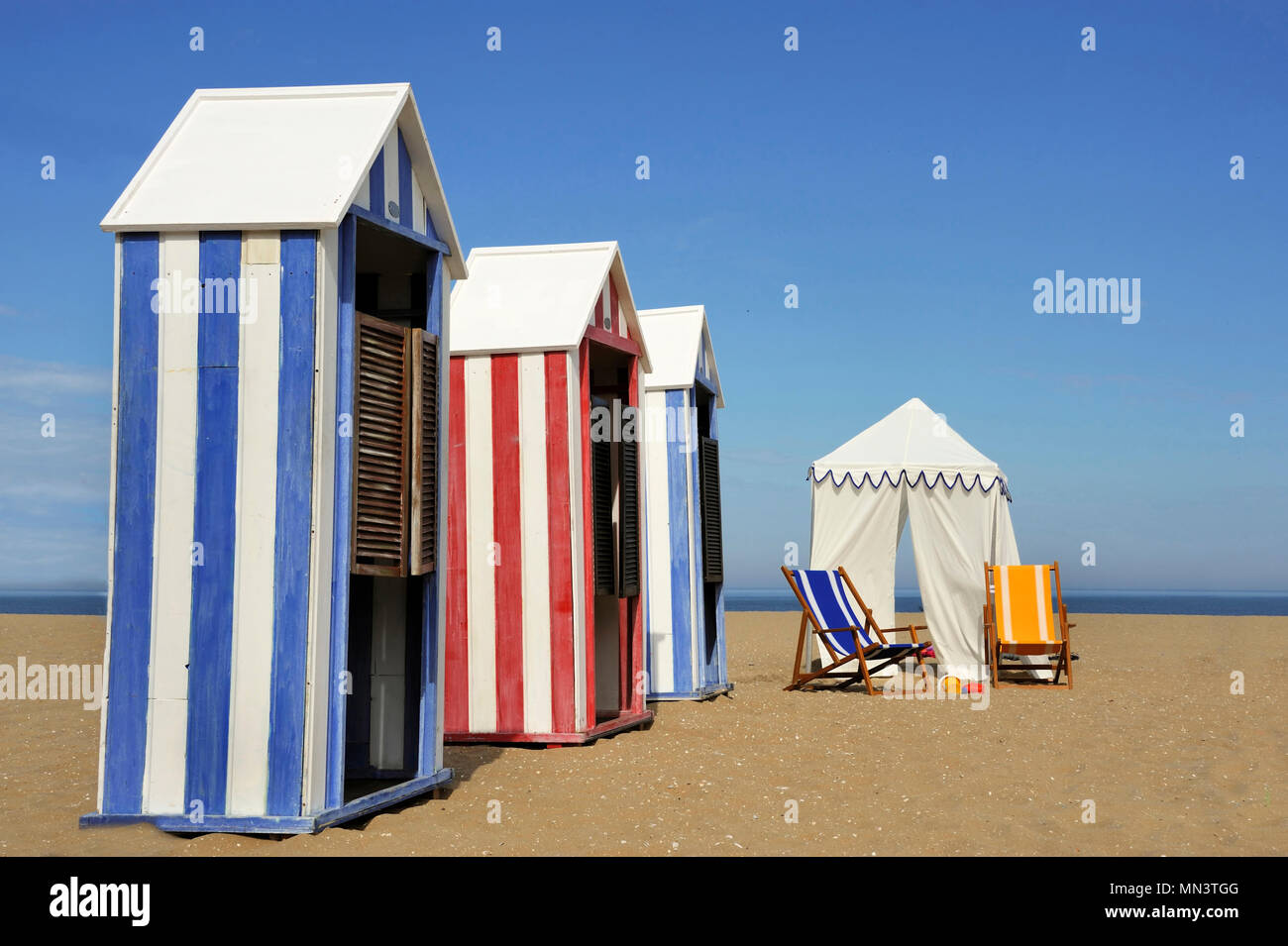 Strand Kabinen und ein Strand Zelt mit Spielzeug am Meer Stockfotografie -  Alamy