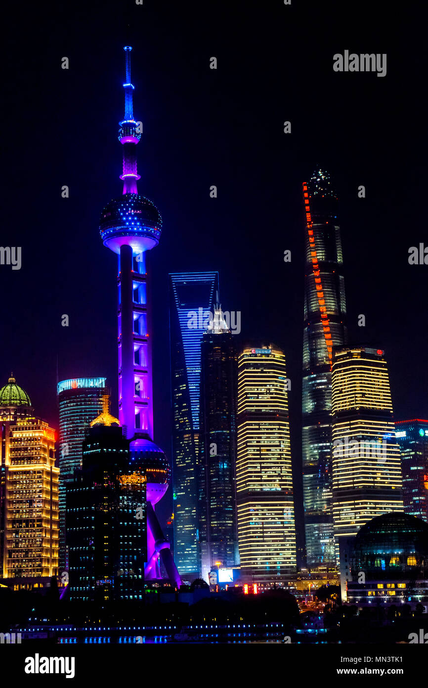 Der Oriental Pearl TV Tower Pudong Reflexionen Nachtlichter Fluss Huangpu Drei Wolkenkratzer das Stadtbild Shanghai China Stockfoto