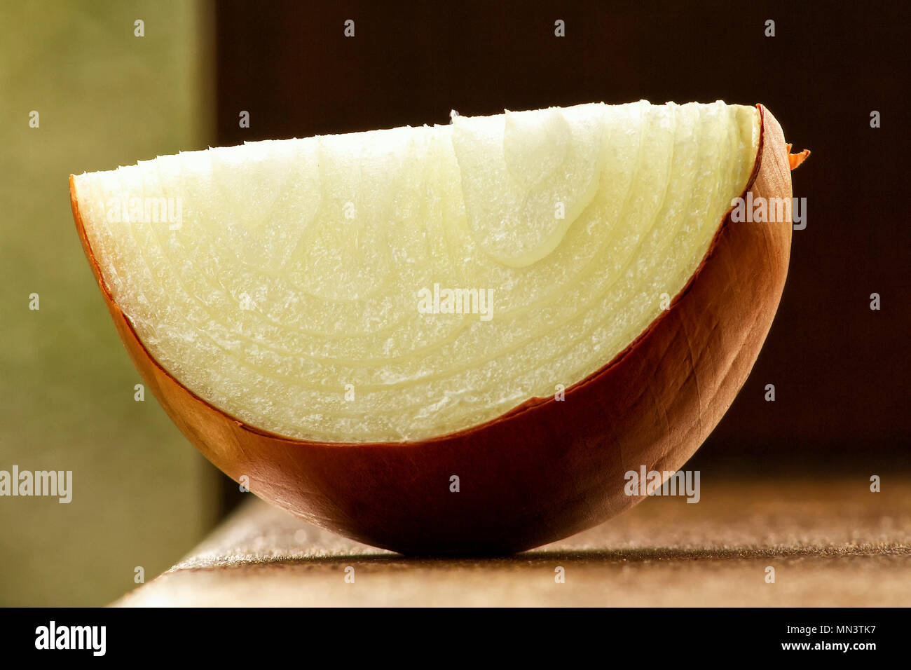 Zwiebel auf rustikalem Holz Stockfoto