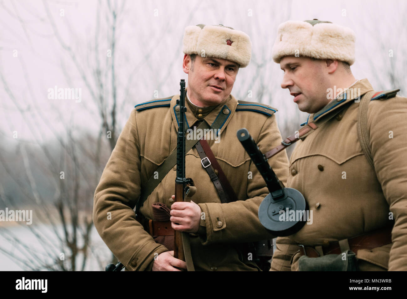 Gomel, Belarus - November 26, 2017: Sowjetische Offiziere des Zweiten Weltkrieges sprechen Stockfoto