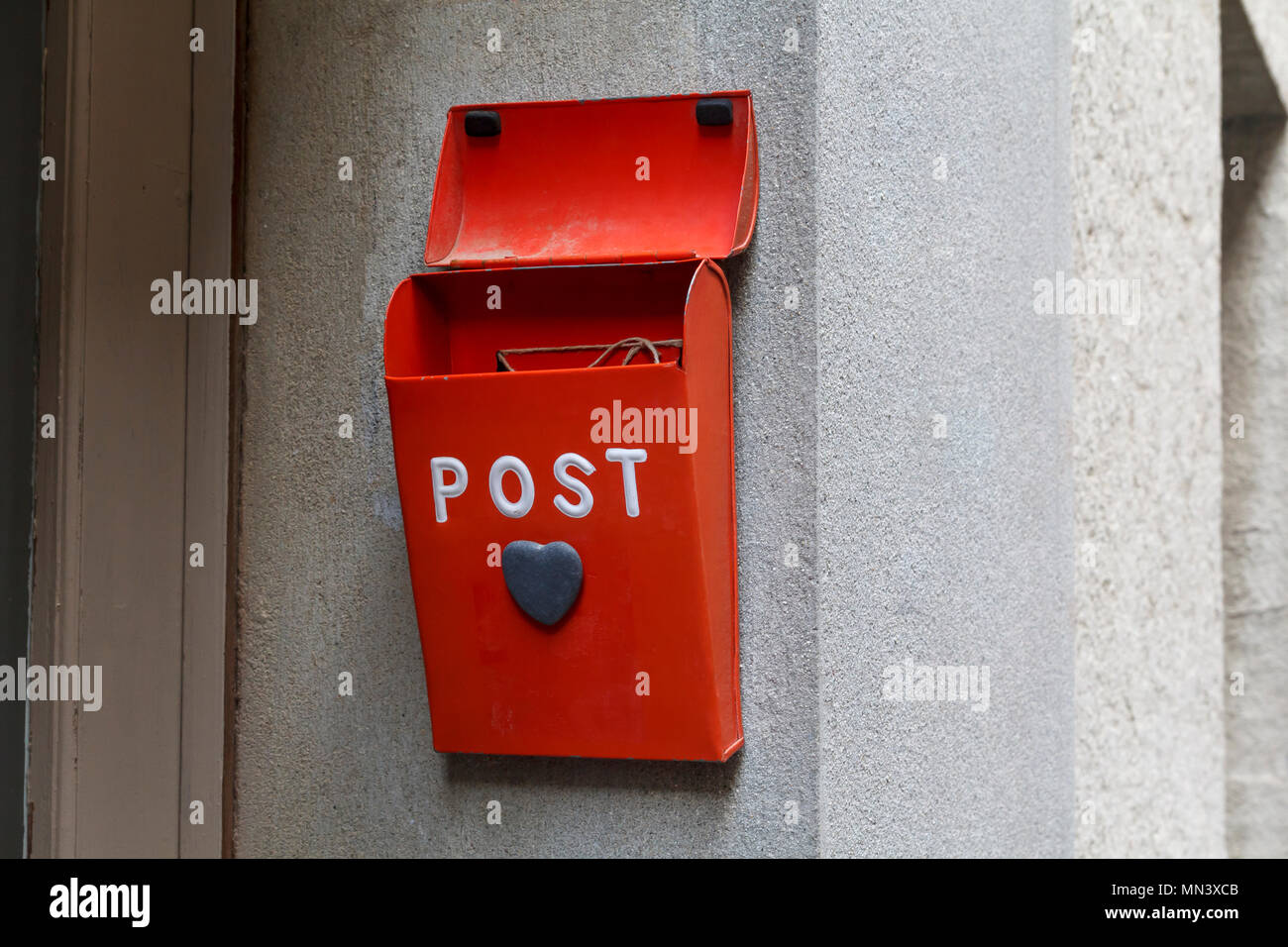 Rot geöffnet Post Box Stockfoto