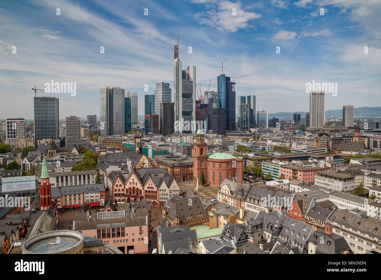 Frankfurt City View mit moderner Architektur und Römerberg Stockfoto