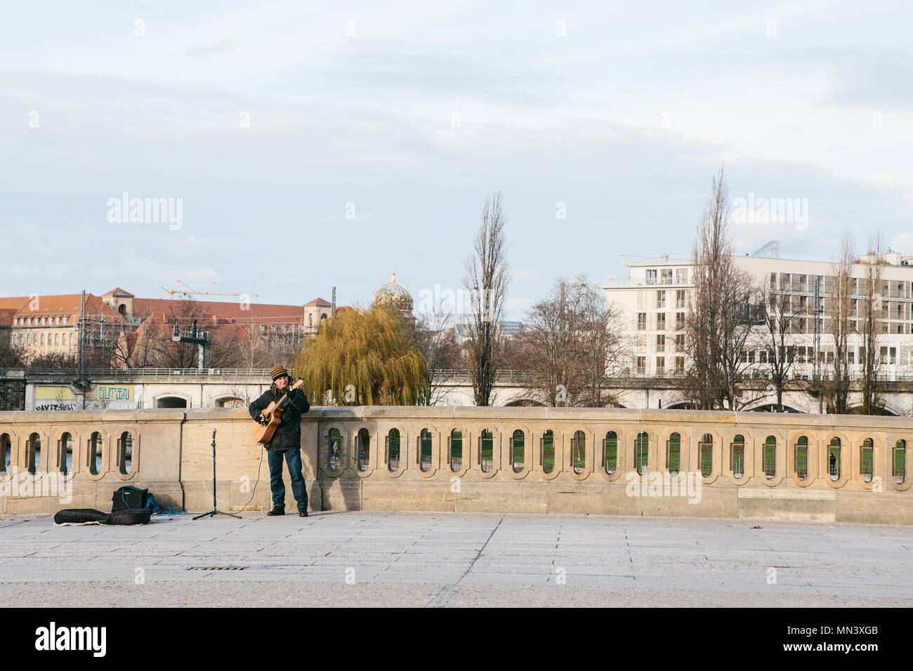 Berlin, Deutschland, 15. Februar 2018: strassenmusiker oder Gitarrist. Man singt und spielt Gitarre auf der Straße im historischen Zentrum. Stockfoto