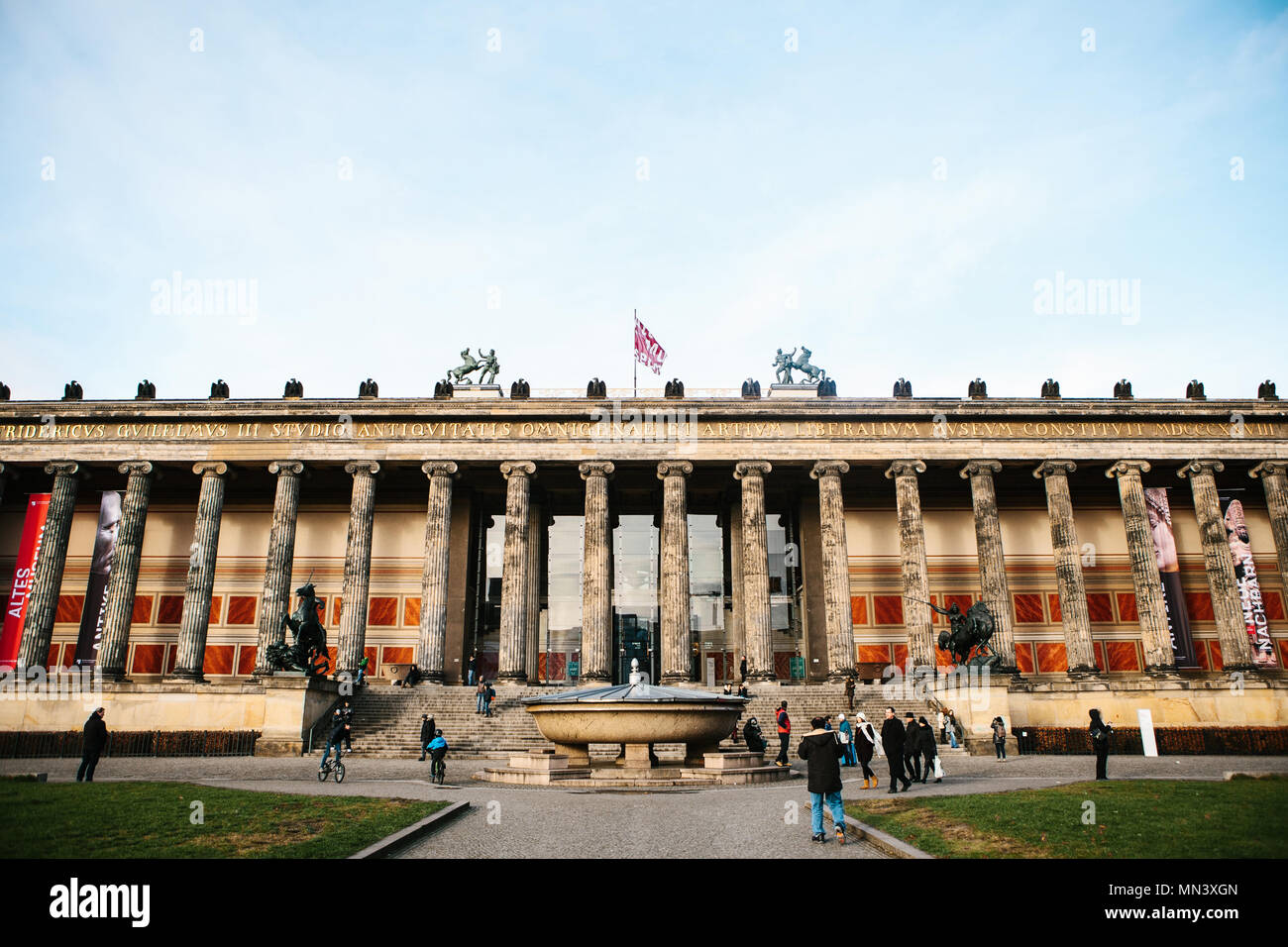 Berlin, Deutschland, 15. Februar 2018: Altes Museum oder Altes Museum. Kunst Museum in Berlin auf der Museumsinsel neoklassischen Baustil. Stockfoto