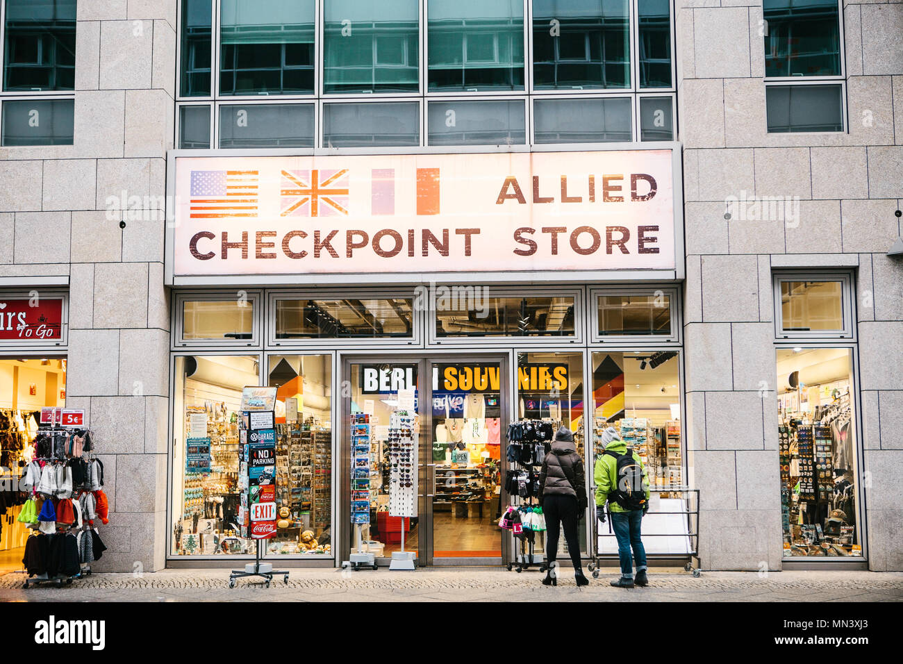 Berlin, Deutschland, 15. Februar 2018: Allied Checkpoint Store oder Berlin Souvenirs. Historische Souvenirs oder touristische Waren oder Verkauf für Touristen. Stockfoto