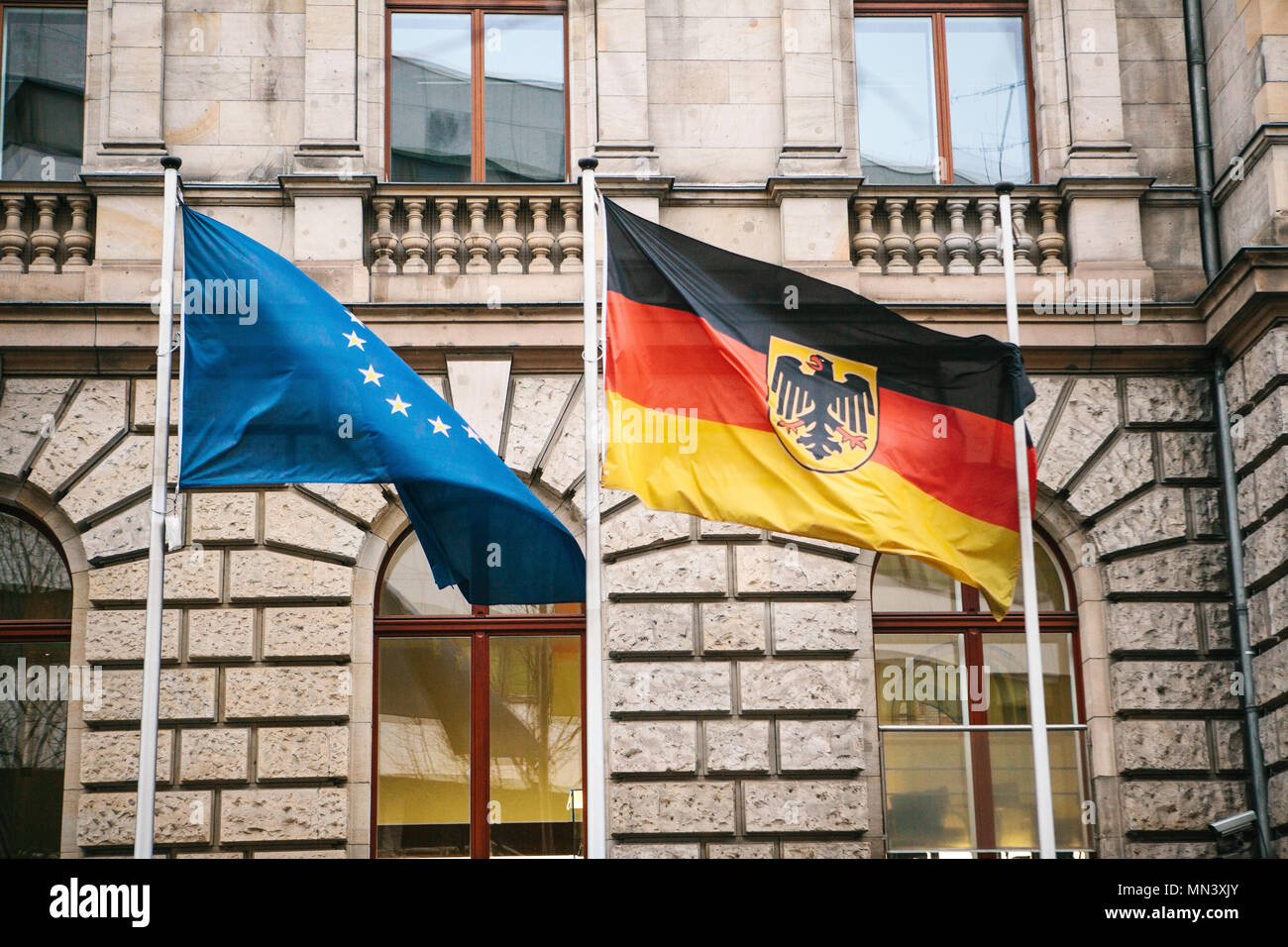 Flagge Deutschlands und der Europäischen Union in Berlin. Zustand Symbol und der nationalen Regierung Flagge der Bundesrepublik Deutschland und der EU Stockfoto