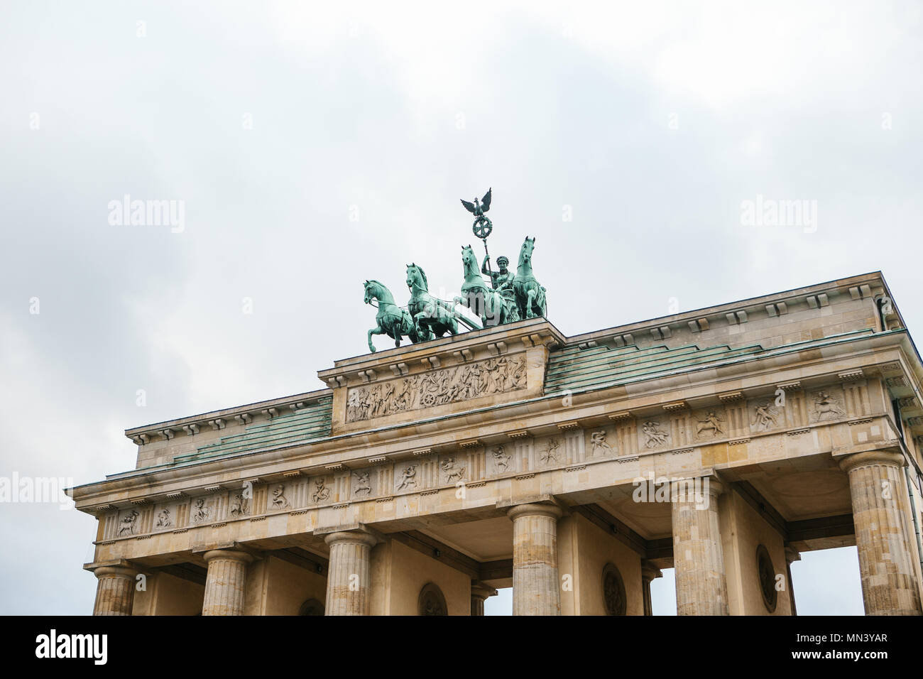Brandenburger Tor in Berlin, Deutschland oder die Bundesrepublik Deutschland. Architektonisches Monument, das sich im historischen Zentrum von Berlin. Symbol und das Denkmal der Architektur. Stockfoto