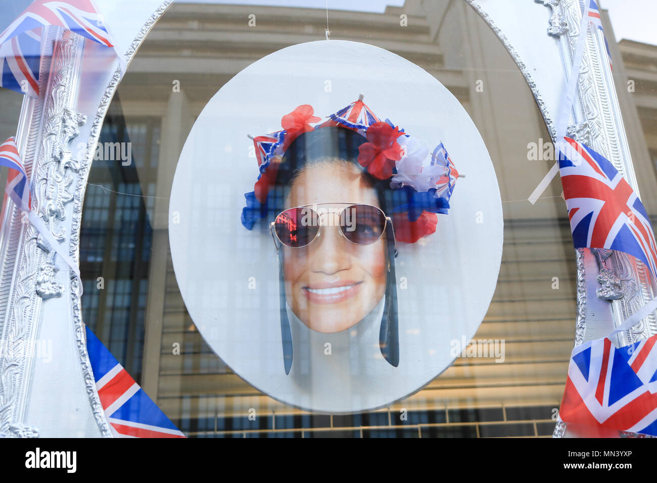 London, Großbritannien. 14. Mai 2018. Ein Porträt von Meghan Markle Sonnenbrille tragen wird im Fenster eines Londoner Optiker angezeigt als die königliche Hochzeit mania die Hauptstadt fegt mit ein paar Tage, bis Prinz Harry heiratet ist Verlobter Meghan Markle im Windsor Kapelle am 19. Mai die großen Menschenmassen und weltweit die Aufmerksamkeit der Medien Credit: Amer ghazzal/Alamy Leben Nachrichten erwartet wird Stockfoto