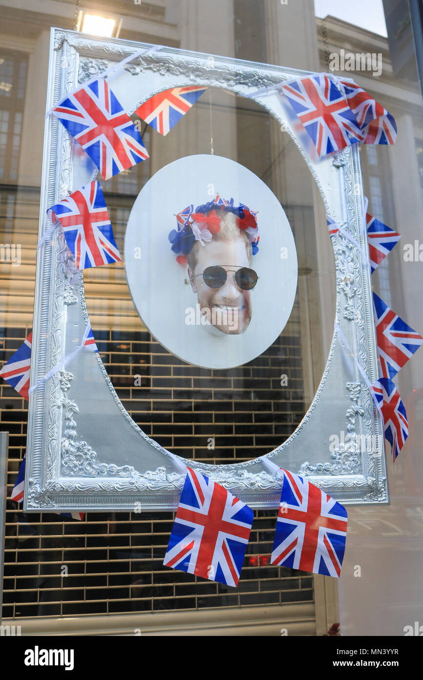 London, Großbritannien. 14. Mai 2018. Ein Portrait von Prinz Harry Sonnenbrille tragen wird im Fenster eines Londoner Optiker angezeigt als die königliche Hochzeit mania die Hauptstadt fegt mit ein paar Tage, bis Prinz Harry heiratet seine Verlobte Meghan Markle im Windsor Kapelle am 19. Mai die großen Menschenmassen und weltweit die Aufmerksamkeit der Medien Credit: Amer ghazzal/Alamy Leben Nachrichten erwartet wird Stockfoto