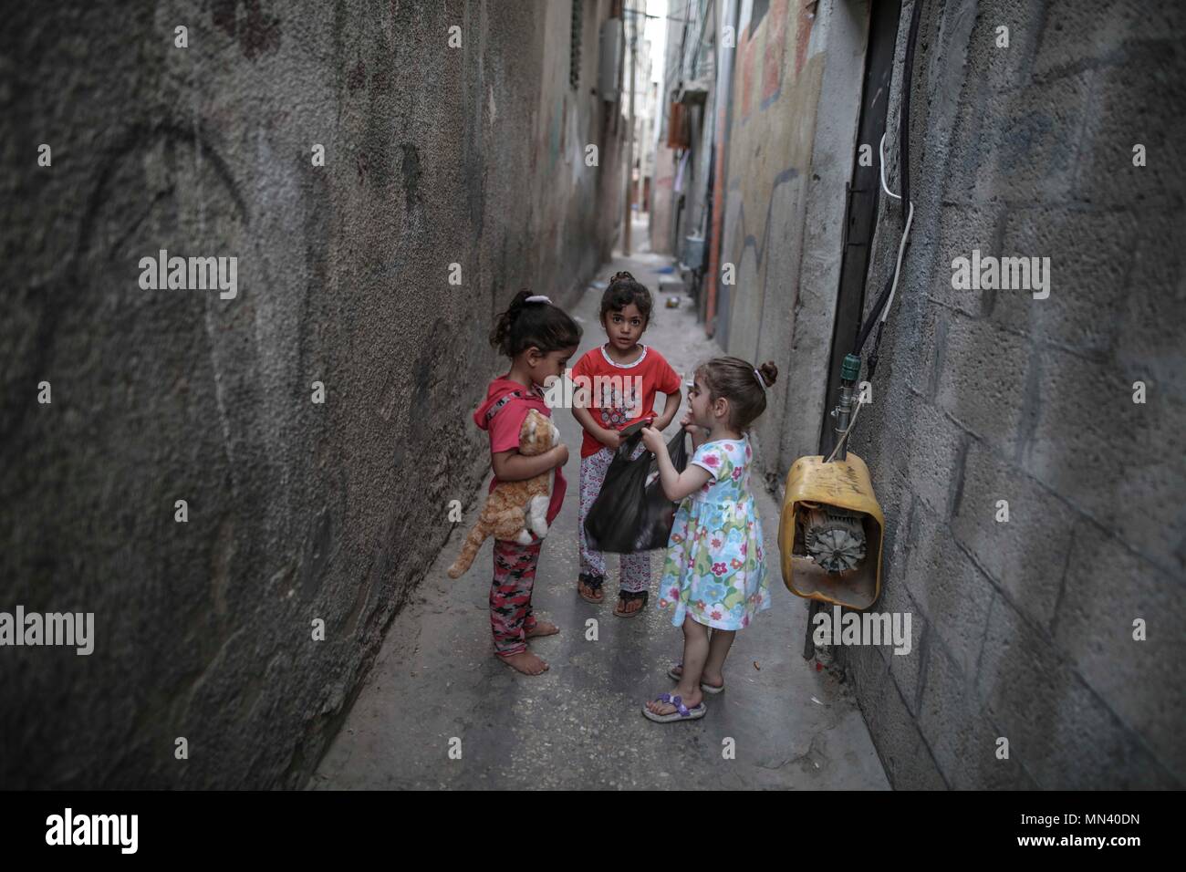 (180514) - GAZA, 14. Mai 2018 (Xinhua) - Palästinensische Flüchtlingskinder spielen außerhalb ihres Hauses im Flüchtlingslager Jabalia, nördlichen Gazastreifen, am 13. Mai 2018. Die NAKBA Tag, oder der "Tag der Katastrophe", die am 15. Mai wird von den Palästinensern, in Erinnerung an die gewaltsame Übernahme von zwei Drittel der palästinensischen Bevölkerung und ethnische Säuberungen von mindestens 418 Dörfer als Ergebnis des Krieges 1948 markiert. (Xinhua / Wissam Nassar) (zxj) Stockfoto