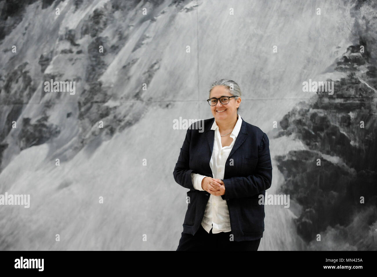 London, Großbritannien. 14. Mai 2018. Tacita Dean, Künstler, stellt mit ihrer Arbeit "Die Montafon Schreiben", 2017, im neuen Gabrielle Jungels-Winkler Galerien zu einem Fotoshooting für die Eröffnung des neuen Königlichen Akademie der Künste (RA) in Piccadilly. Im Rahmen der Feierlichkeiten für ihr 250jähriges Jubiläum, Sanierung hat zwei Gebäude des RA gesehen, 6 Burlington Gardens und das Burlington House, United in einer erweiterten Campus und Kunst Raum zur Verlängerung von Piccadilly in Mayfair. Credit: Stephen Chung/Alamy leben Nachrichten Stockfoto