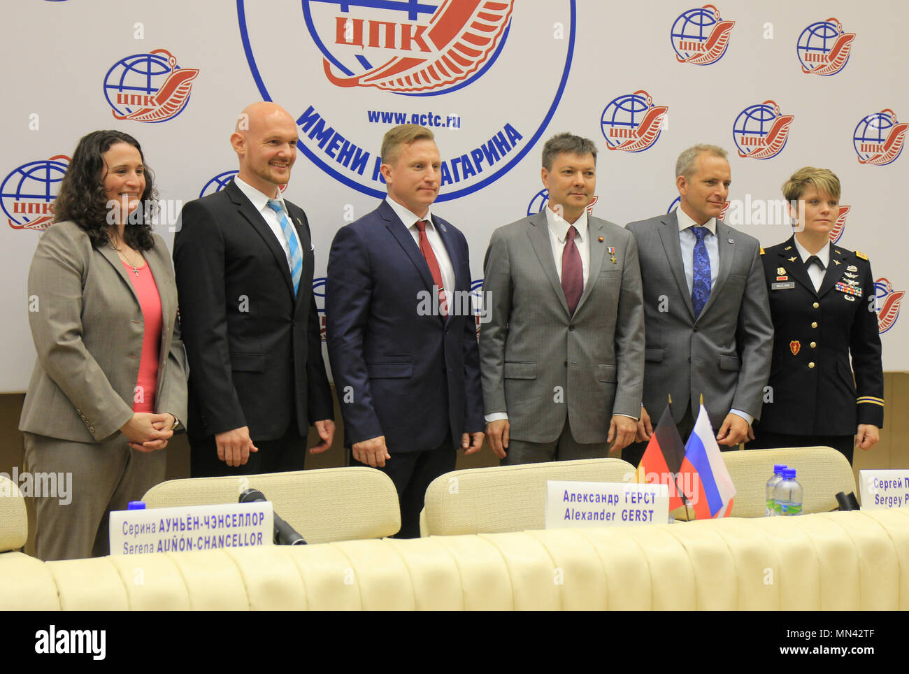 14. Mai 2018, Russland, Moskau: Pressekonferenz der deutsche Astronaut Alexander Gerst (2-L) mit den beiden crew Kollegen Sergej Prokopyev (3-L) und Serena Aunon-Chancellor (L) an der Kosmonaut Training Center. Gerst wird benötigt, um eine neue Mission auf der Internationalen Raumstation (ISS) am 6. Juni von Baikonur. In den letzten Wochen absolvierte er die Ausbildung an der russische Kosmonaut Training Center in der Nähe von Moskau. Foto: Thomas Körbel/dpa Stockfoto