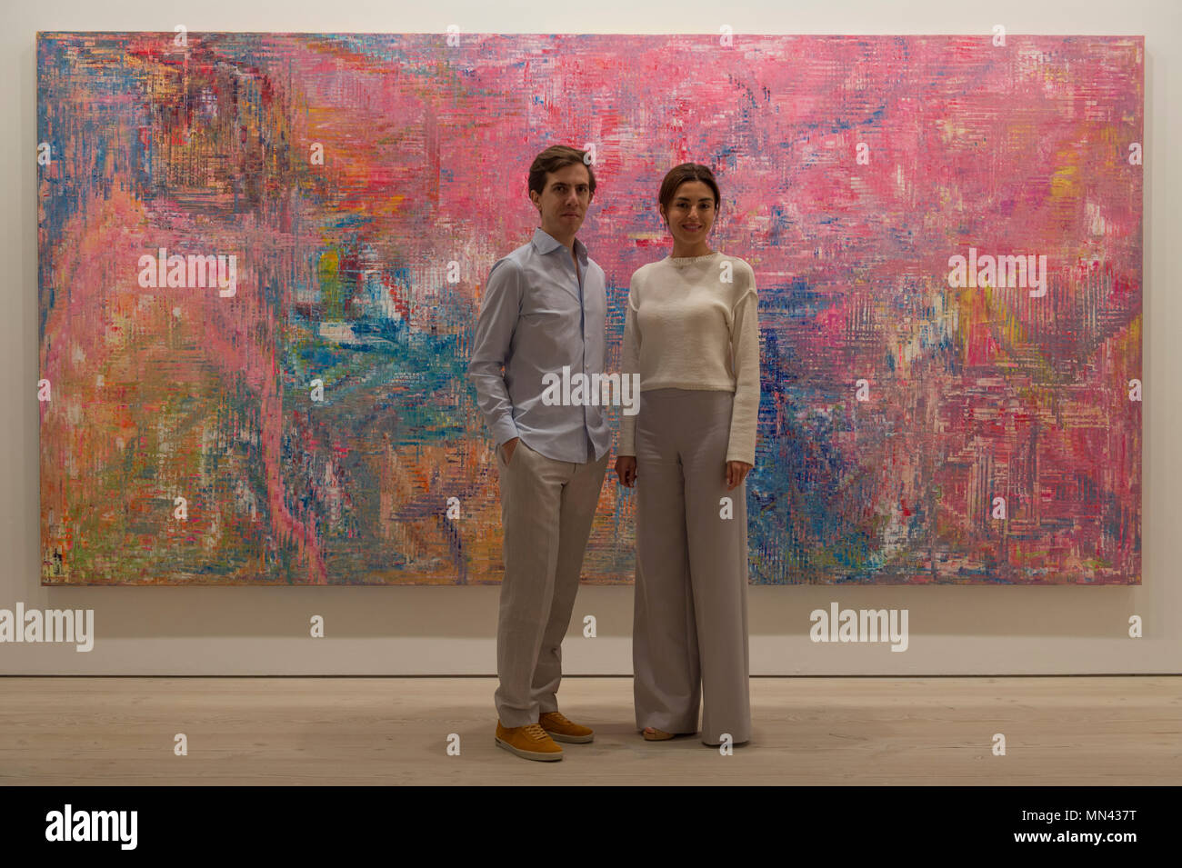 Saatchi Gallery, London, Großbritannien. 14. Mai 2018. Einheit, Ganzheit, eine Ausstellung von French-Iranian artist Sassan Behnam-Bakhtiar (dargestellt) stützt sich auf Tausende von Jahren der iranischen Kultur, Weberei, alte persische Motive, Muster und Landschaften in den Großmaßstab mixed media Gemälde, iranische Identität im 21. Jahrhundert zu erkunden. Sassan Behnam-Bakhtiar abgebildet mit Nina Moaddel, die Iranische geboren, Kurator der Ausstellung in London. Credit: Malcolm Park/Alamy Leben Nachrichten. Stockfoto