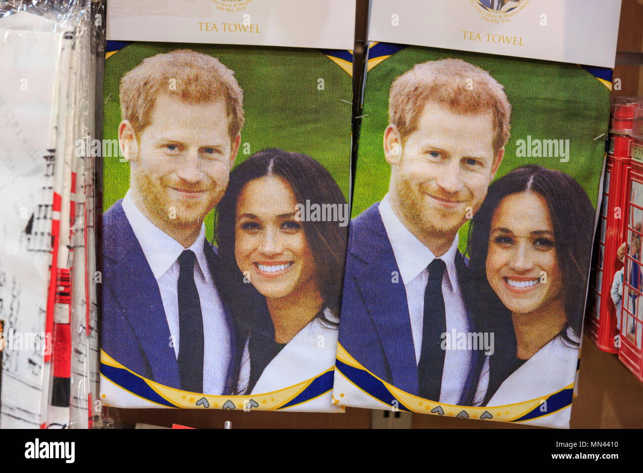 London, 14. Mai 2018. Wer tut das Geschirr? Harry & Meghan Geschirrtücher. Union Jack Fahnen, Dekorationen, Geschenk Tassen, wimpelketten, commemorative Platten und alle Arten von Royal Wedding Erinnerungsstücke und Waren werden auf dem Display als London macht sich bereit für die königliche Hochzeit zwischen Prinz Harry und Meghan Markle am Samstag in Windsor. Credit: Imageplotter Nachrichten und Sport/Alamy leben Nachrichten Stockfoto