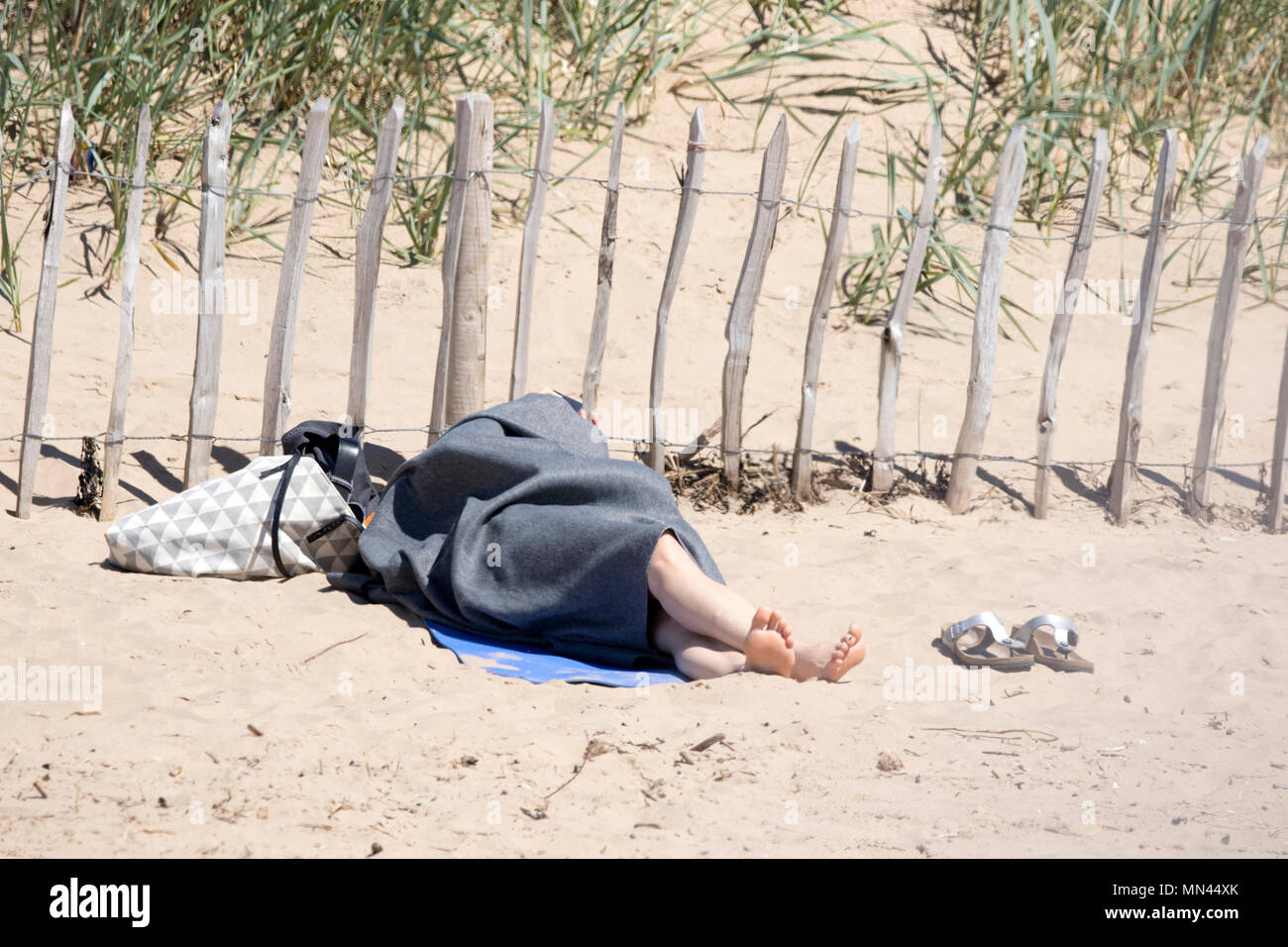 Crosby, Merseyside. 14. Mai 2018. UK Wetter. Menschen am Meer in Crosby in Merseyside genießen einen Tag der schönen warmen Sonnenschein und blauem Himmel auf einem wunderschönen Sommernachmittag. Credit: cernan Elias/Alamy leben Nachrichten Stockfoto