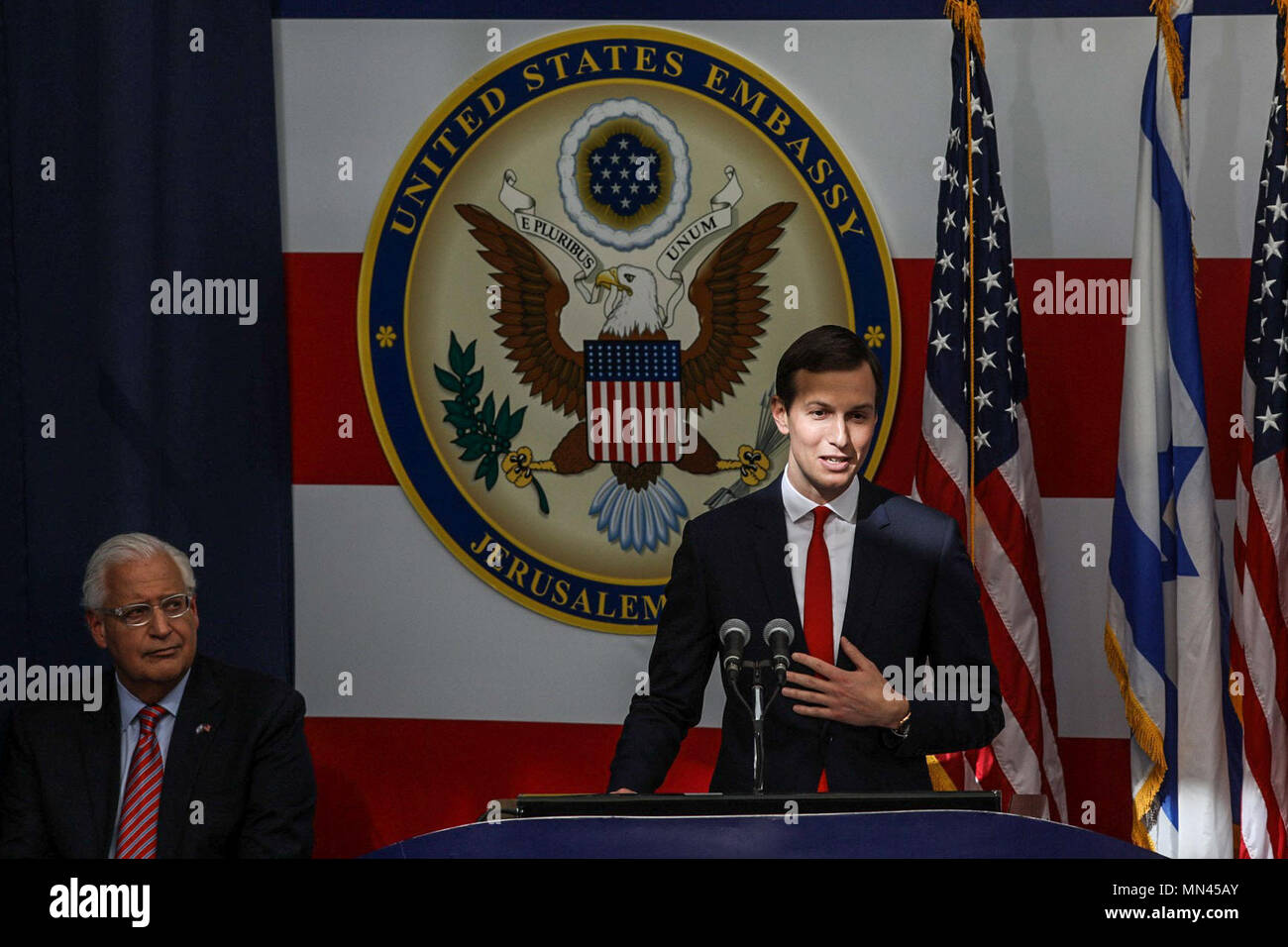 Senior Berater des Weißen Hauses Jared Kushner (R) liefert eine Rede neben David Melech Friedman, der Botschafter der Vereinigten Staaten zu Israel, während der Eröffnung der neuen US-Botschaft in Jerusalem, 14. Mai 2018. Foto: Ilia Yefimovich/dpa Quelle: dpa Picture alliance/Alamy leben Nachrichten Stockfoto