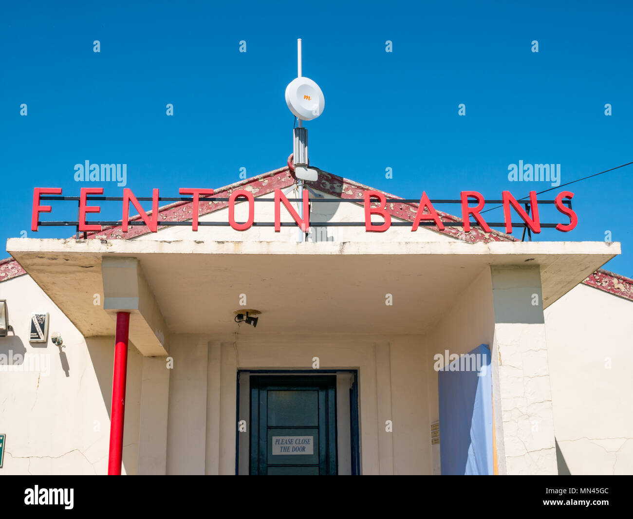 Ehemaliges Gebäude der Royal Air Force Officers' Mess, Drem Airfield, East Lothian, Schottland, Großbritannien. Eine Gedenktafel wurde am 14. Mai 2018 an der Außenwand von Fenton Barns enthüllt Stockfoto