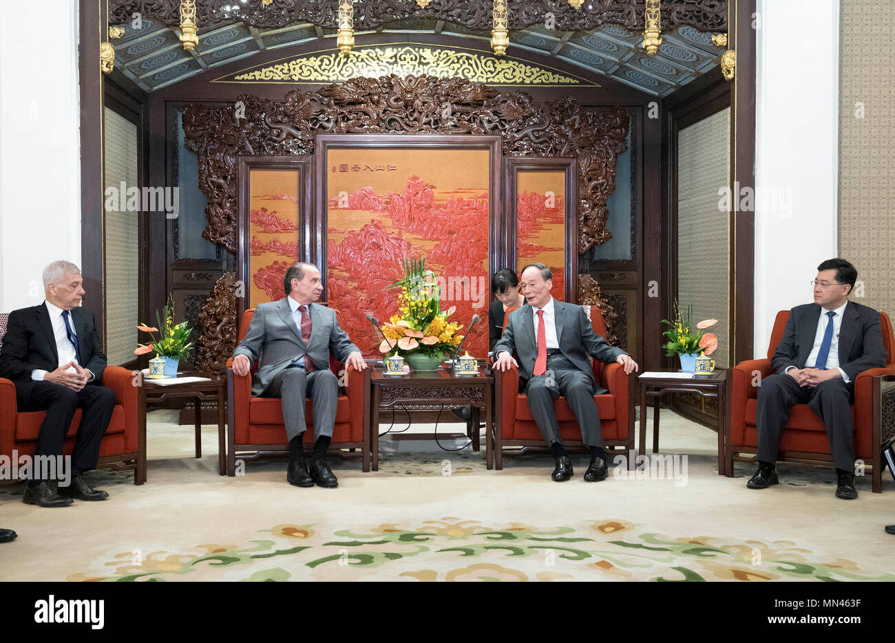 Peking, China. 14 Mai, 2018. Chinesische Vizepräsident Wang Qishan (2. R) trifft sich mit brasilianische Außenminister Aloysio Nunes in Peking, der Hauptstadt von China, 14. Mai 2018. Credit: Wang Ye/Xinhua/Alamy leben Nachrichten Stockfoto