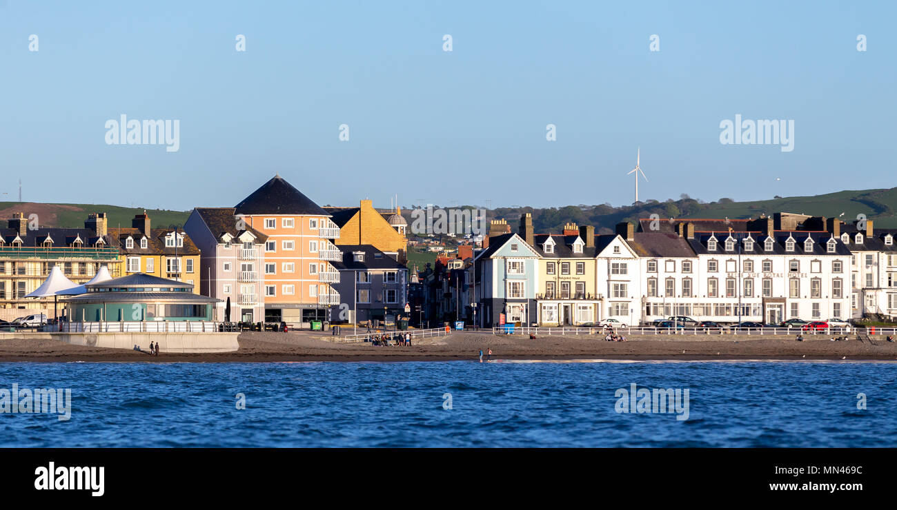 Aberystwyth, Ceredigion, Wales, Großbritannien, 13. Mai 2018 Deutschland Wetter: Leute entlang heraus und über Aberystwyth Strand und Promenade mit blauem Himmel und Sonnenschein an diesem Abend, als von der Cardigan Bay gesehen. © Ian Jones/Alamy Leben Nachrichten. Stockfoto