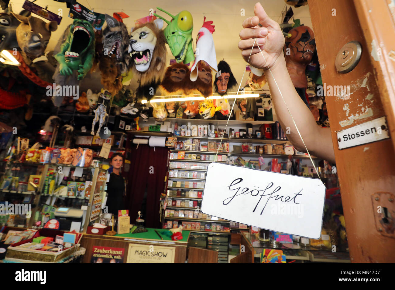 09. Mai 2018, Berlin, Deutschland: Das Zeichen 'Öffnen' auf den Store  "zauberkönig" (Lit. Magic King) im Berliner Bezirk Neukölln Signale an den  Kunden die aktuellen laufenden Geschäftsbetrieb. In den letzten 140 Jahren