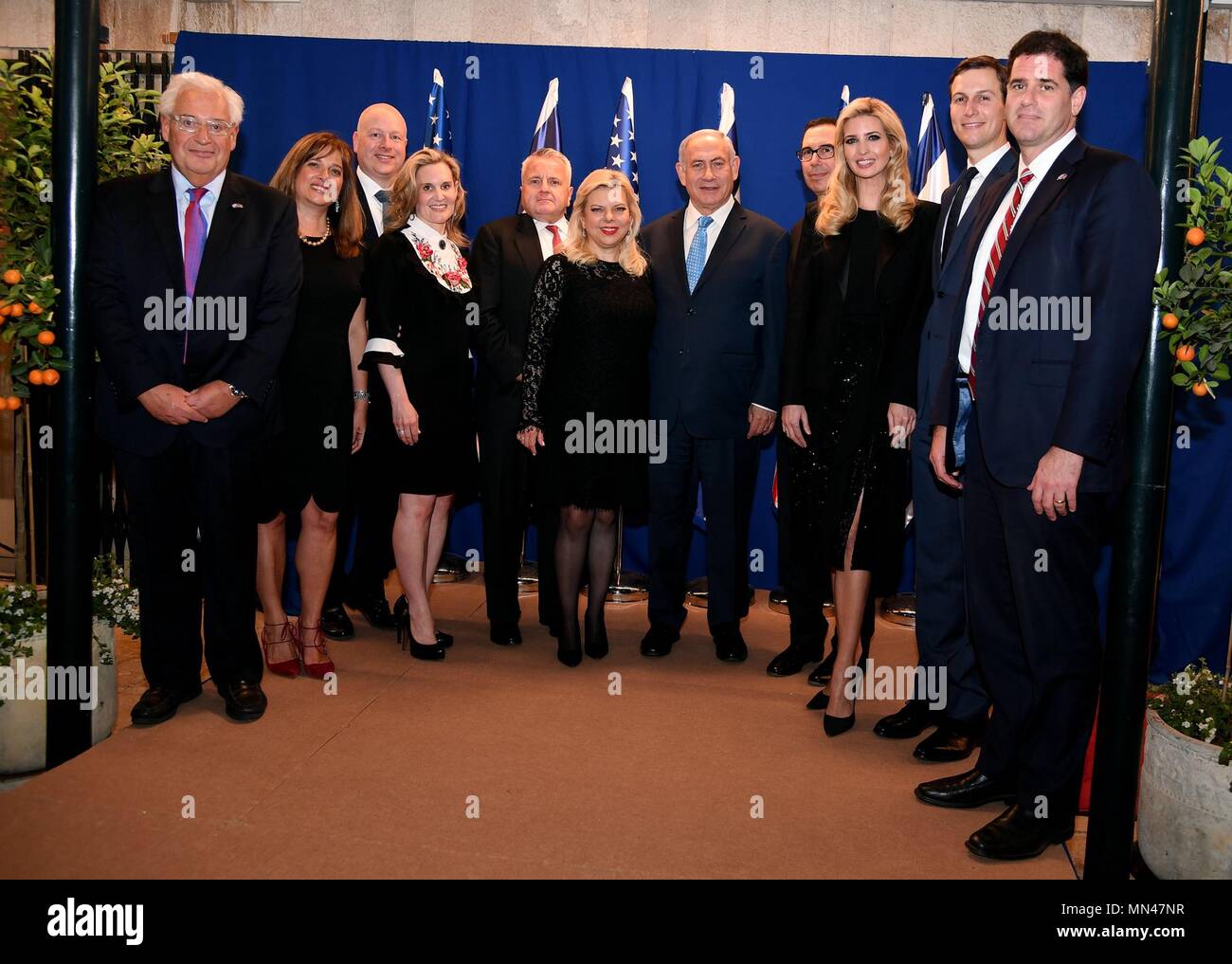 Die amerikanische Delegation stellt mit dem israelischen Premierminister Benjamin Netanjahu die Eröffnung der neuen US-Botschaft in Jerusalem an der Residenz des Premierministers, 13. Mai 2018 in Jerusalem, Israel feiern. Stehend von links nach rechts: U.S Botschafter in Israel David Friedman und seine Frau Tammy Sand, US-Sonderbeauftragten für internationale Verhandlungen Jason Greenblatt und Frau Naomi Greenblatt, Stellvertretender Staatssekretär John Sullivan, Sara Netanjahu, Benjamin Netanjahu, US-Finanzminister Steven Mnuchin, Ivanka Trump, Jared Kushner, und der israelische Botschafter in den USA Ron Dermer links. Stockfoto