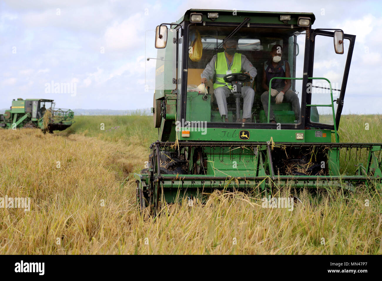 (180514) - Gaza (Mosambik), 14. Mai 2018 (Xinhua) - ein Harvester Works im Reisfeld von Wanbao Reis Bauernhof in der Provinz Gaza, Mosambik, April 4, 2018. Der Wanbao Mosambik Reis Farm, die von der China-Afrika-Entwicklungsfonds investiert wird, ist die größte ihrer Art, die von China in Afrika durchgeführt. Das Projekt, das eine umfassende Business, das Plantation, Lagerung, Verarbeitung und Vertrieb, zielt darauf ab, 20.000 Hektar Ackerland zu entwickeln, und die Bauern in der Umgebung Pflanzen über eine 80.000 Hektar wachsen führen. (Xinhua) (sxk) Stockfoto
