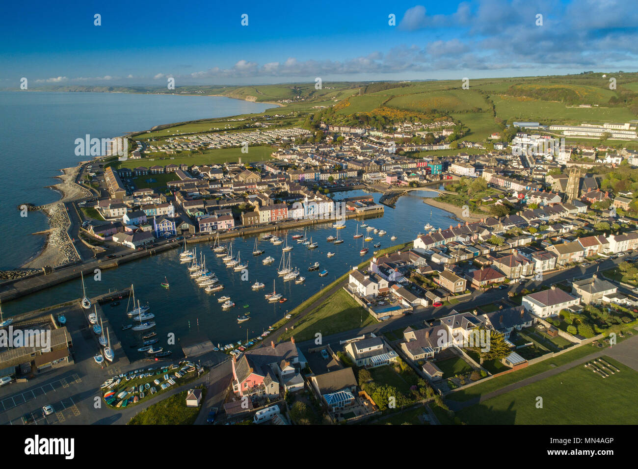 Aberaeron, Ceredigion Wales UK, Montag, 14. Mai 2018 Deutschland Wetter: Ein herrlich sonnigen Abend in Aberaeron, einer kleinen Stadt auf der West Wales Küste, mit seinen Häusern der malerische Hafen Arial Foto von CAA-gepresst lizenzierte Drone pilot Foto © Keith Morris/Alamy leben Nachrichten Stockfoto