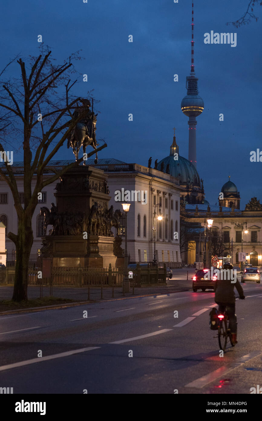 Die Statue von Friedrich der Große, Berliner Dom, Fernsehturm und Unter den Linden in der Nacht, Mitte, Berlin, Deutschland Stockfoto
