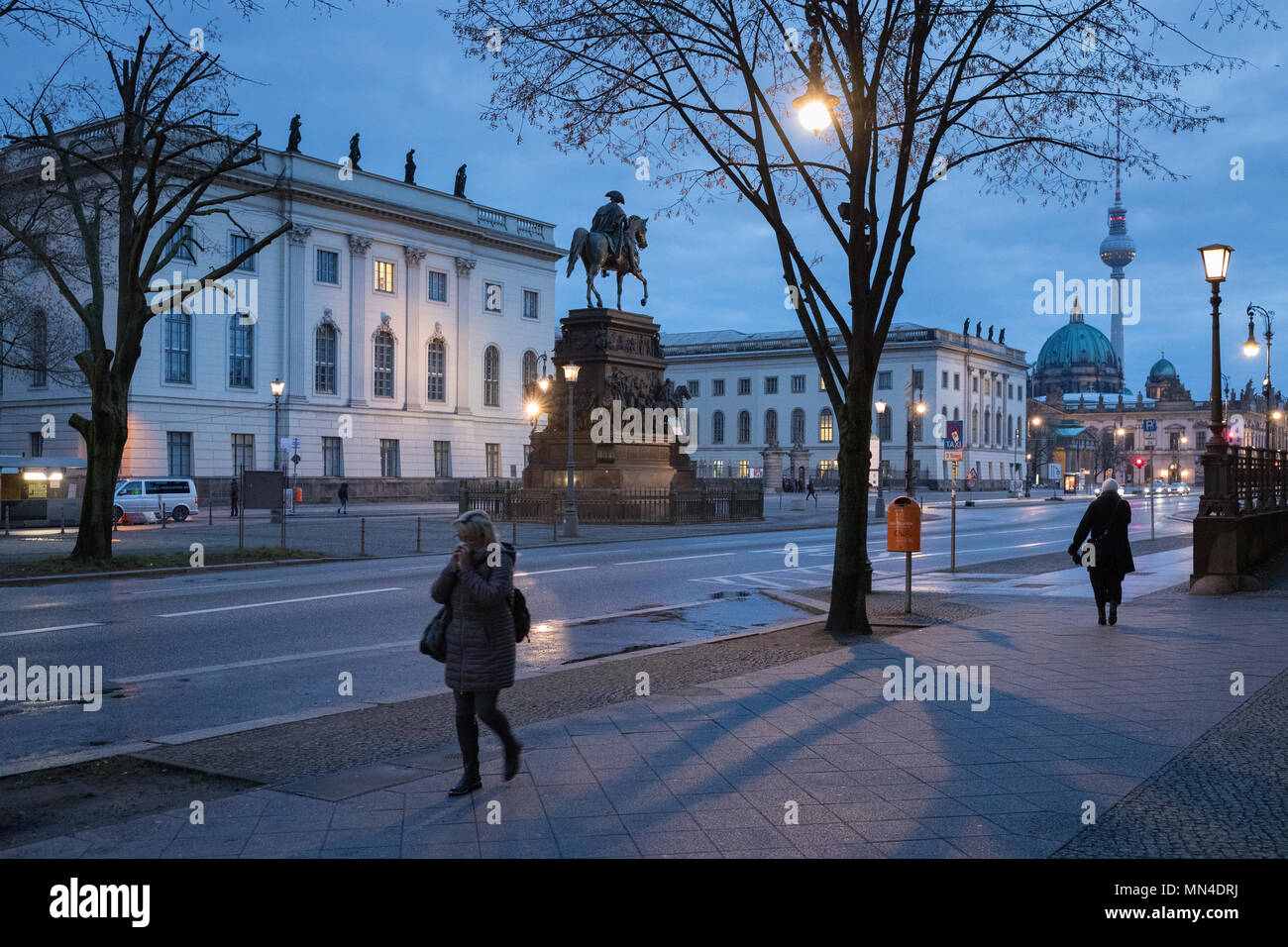 Die Statue von Friedrich der Große, Berliner Dom, Fernsehturm und Unter den Linden in der Nacht, Mitte, Berlin, Deutschland Stockfoto