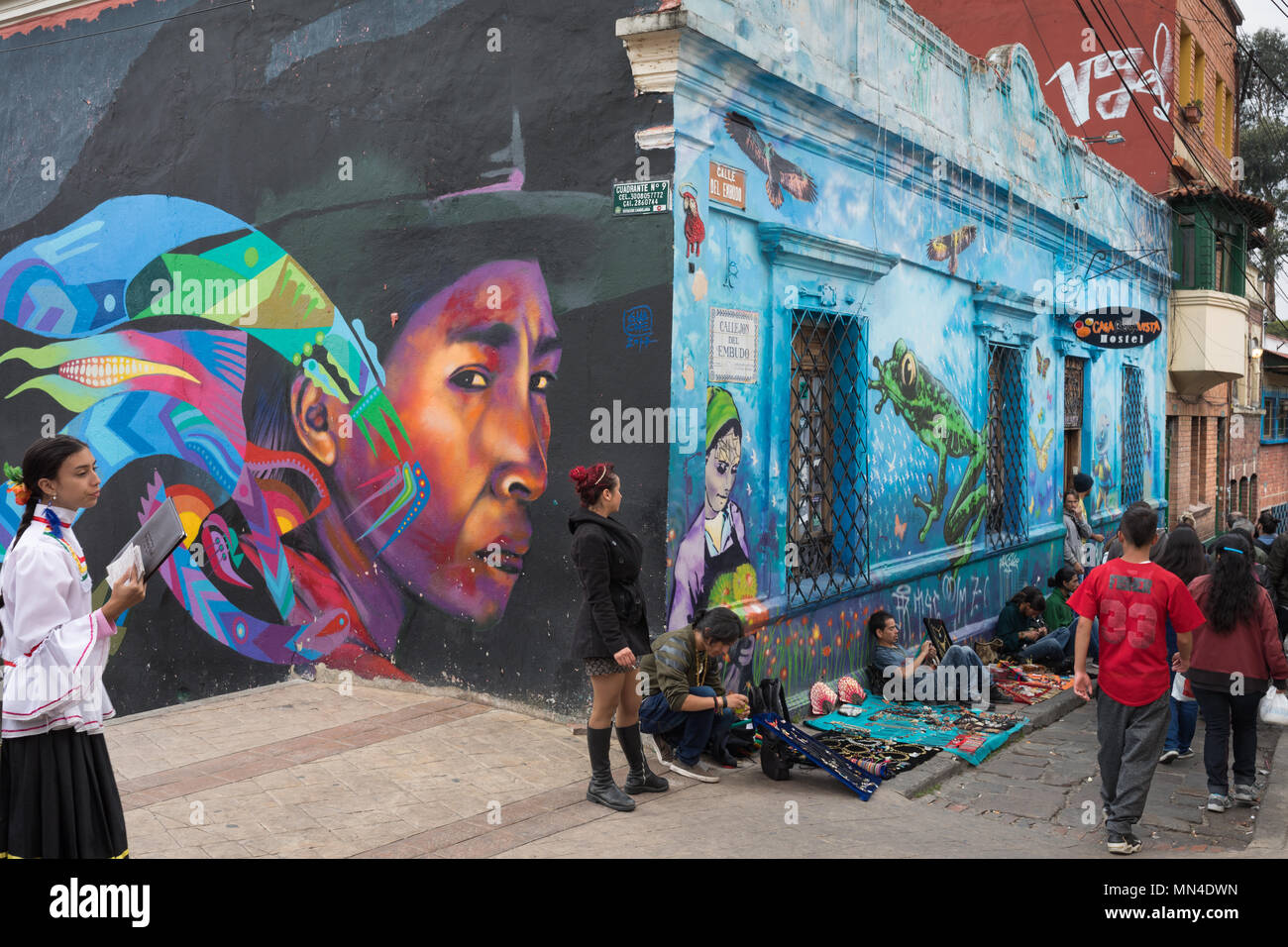 Wandgemälde säumen die Straßen in La Candelaria, Bogota, Kolumbien, Südamerika Stockfoto