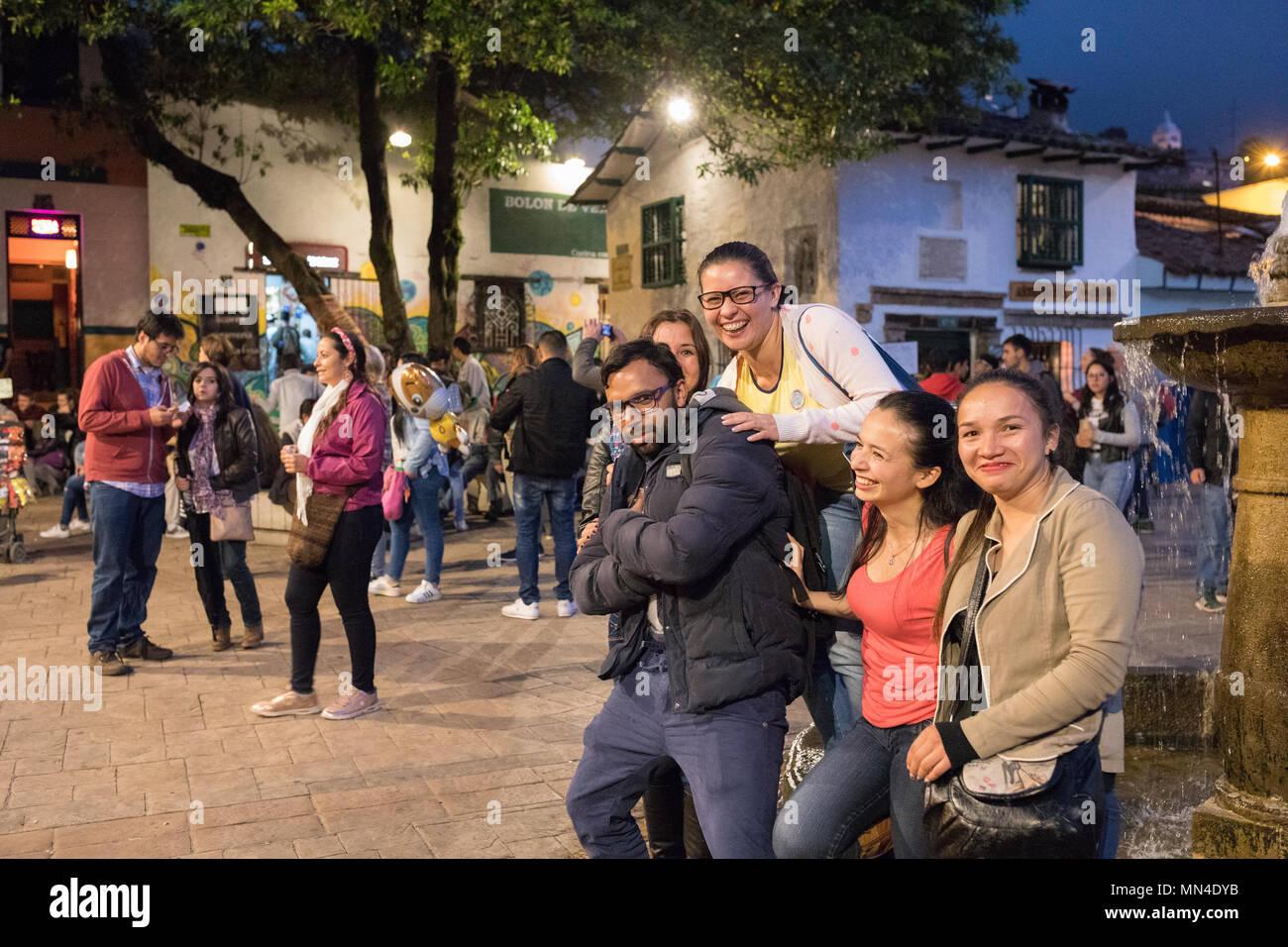 Plazoleta Chorro de Quevedo in der Dämmerung, La Candelaria, Bogota, Kolumbien, Südamerika Stockfoto Plazoleta Chorro de Quevedo in der Dämmerung, La Candelaria, Bogota, Kolumbien, Südamerika Stockfoto
