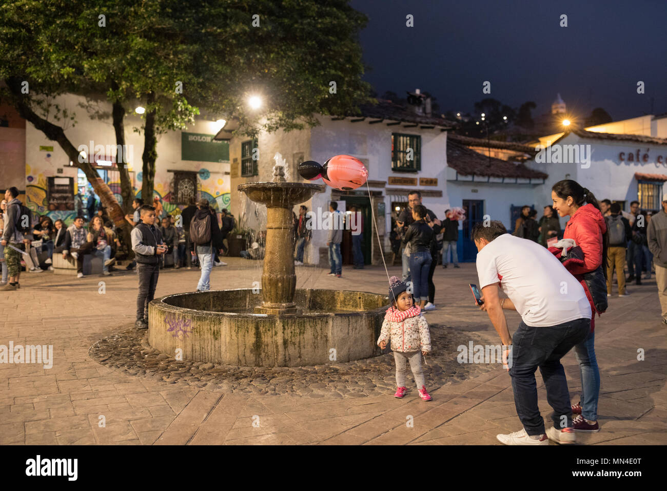 Plazoleta Chorro de Quevedo in der Dämmerung, La Candelaria, Bogota, Kolumbien, Südamerika Stockfoto Plazoleta Chorro de Quevedo in der Dämmerung, La Candelaria, Bogota, Kolumbien, Südamerika Stockfoto