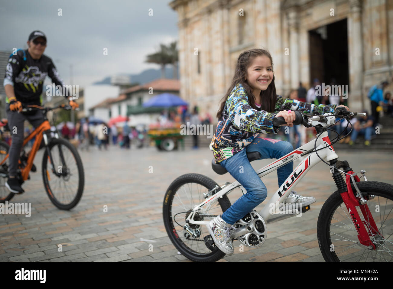 Mädchen auf dem Fahrrad, Plaza de Bolivar, Bogota, Kolumbien, Südamerika Stockfoto