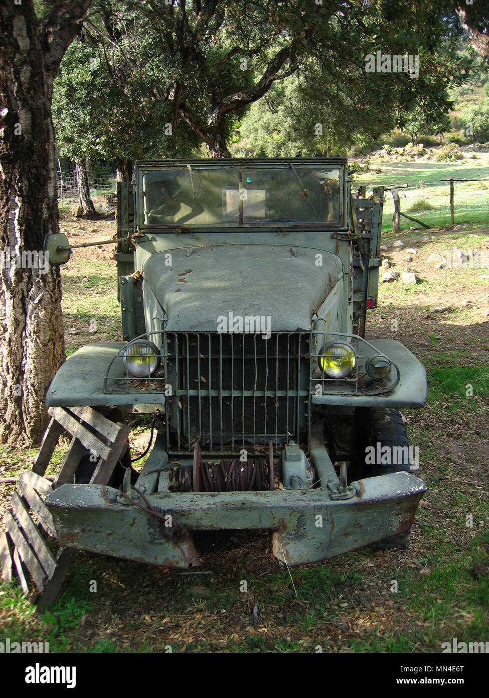 Der GMC CCKW auch als "Jimmy" war ein 2½-ton 6x6 Cargo truck der US-Armee, dass schwere Service sowohl im zweiten Weltkrieg und im Koreakrieg sah bekannt. Die ursprüngliche 'Deuce und eine Hälfte', ist das Rückgrat des berühmten Red Ball Express, die alliierten Armeen geliefert, da Sie ostwärts nach der normannischen Invasion geschoben gebildet.[2] Die CCKW kam in vielen Varianten, einschließlich offener oder geschlossener Kabine, langem Radstand (LWB353) und Kurz (SWB 352), und über eine Kerbe von spezialisierten Modelle. Es begann mit dem Einsatz der 6 × 6 M 35 1950 abgebaut werden, aber in der aktiven US-Service blieb bis Mitte der 1960er Jahre. Stockfoto