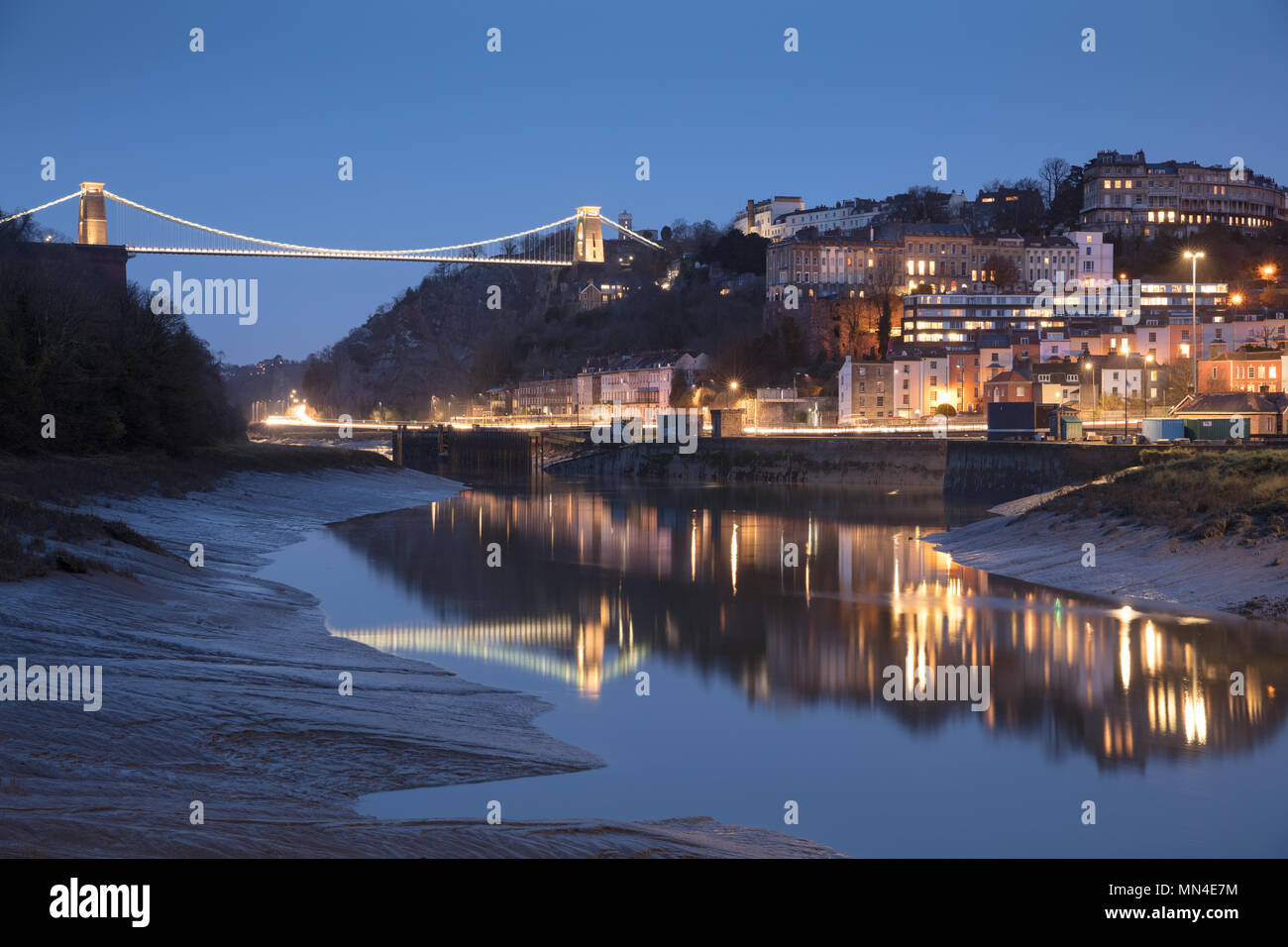 Der Fluss Avon, Hotwells und Clifton Suspension Bridge über den Avon Gorge bei Dämmerung, Bristol, England Stockfoto