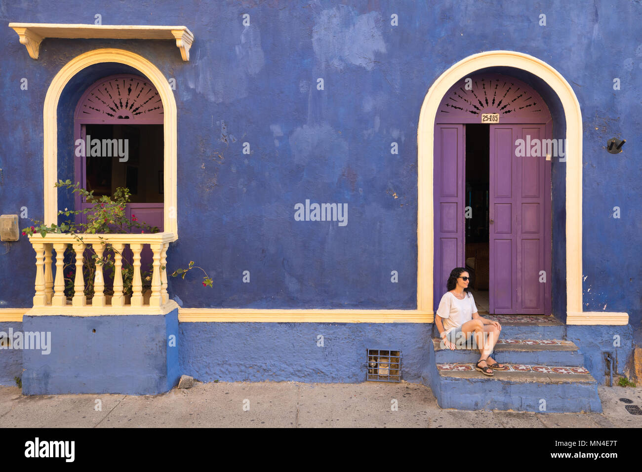 Eine Frau in einer Tür auf die bunten Straßen von Getsemani, Cartagena, Kolumbien Stockfoto Eine Frau in einer Tür auf die bunten Straßen von Getsemani, Cartagena, Kolumbien Stockfoto
