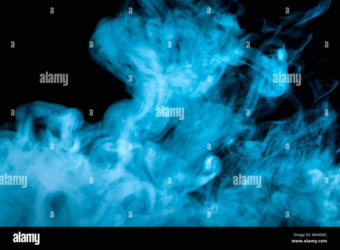 Dick blau bunt Rauch auf einem schwarzen Hintergrund isoliert. Hintergrund  aus dem Rauch von vape Stockfotografie