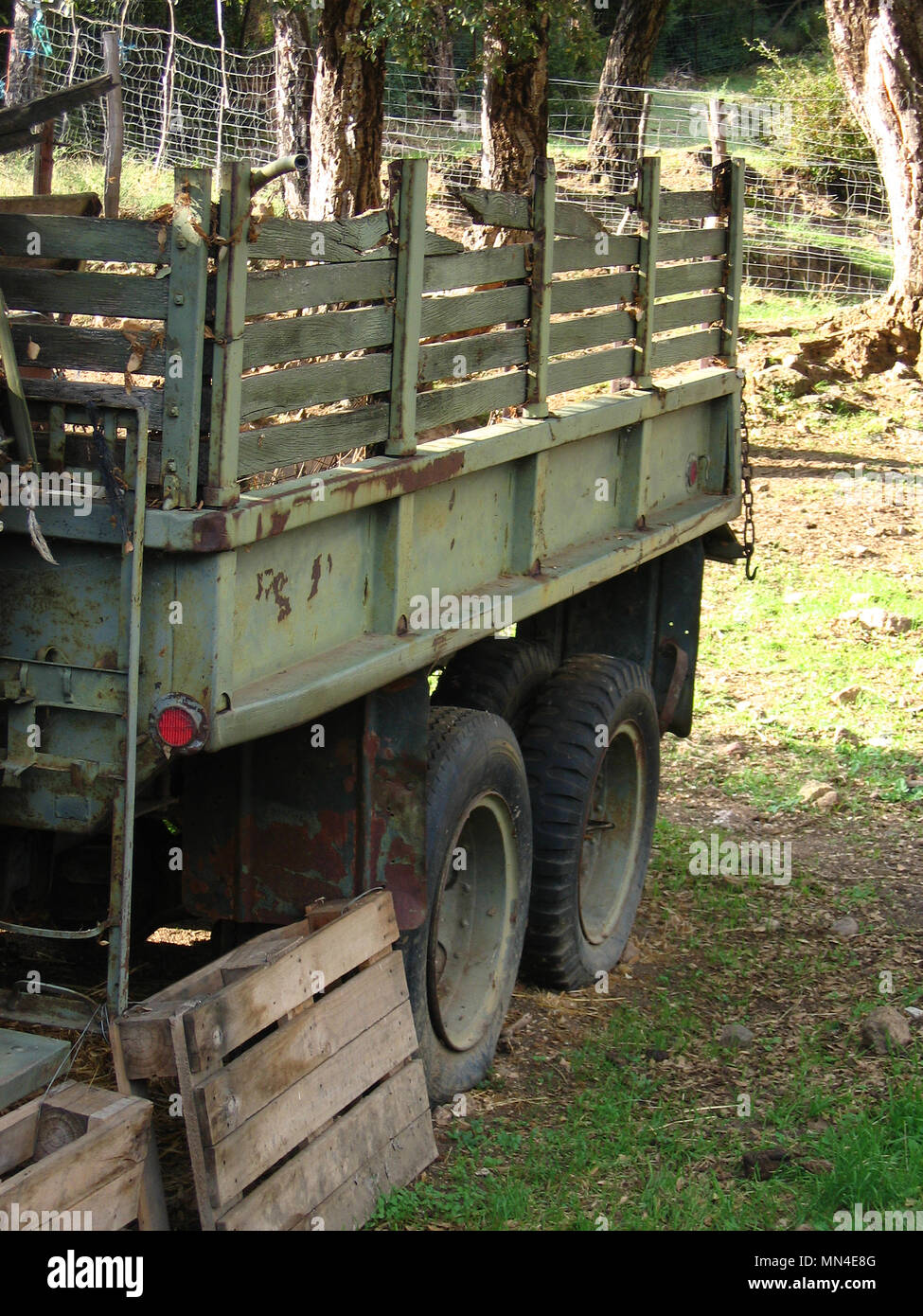 Der GMC CCKW auch als "Jimmy" war ein 2½-ton 6x6 Cargo truck der US-Armee, dass schwere Service sowohl im zweiten Weltkrieg und im Koreakrieg sah bekannt. Die ursprüngliche 'Deuce und eine Hälfte', ist das Rückgrat des berühmten Red Ball Express, die alliierten Armeen geliefert, da Sie ostwärts nach der normannischen Invasion geschoben gebildet.[2] Die CCKW kam in vielen Varianten, einschließlich offener oder geschlossener Kabine, langem Radstand (LWB353) und Kurz (SWB 352), und über eine Kerbe von spezialisierten Modelle. Es begann mit dem Einsatz der 6 × 6 M 35 1950 abgebaut werden, aber in der aktiven US-Service blieb bis Mitte der 1960er Jahre. Stockfoto