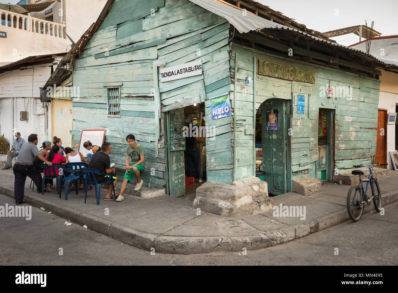 Englisch-unterricht außerhalb eines Shop auf die bunten Straßen von Getsemani, Cartagena, Kolumbien, Südamerika Stockfoto