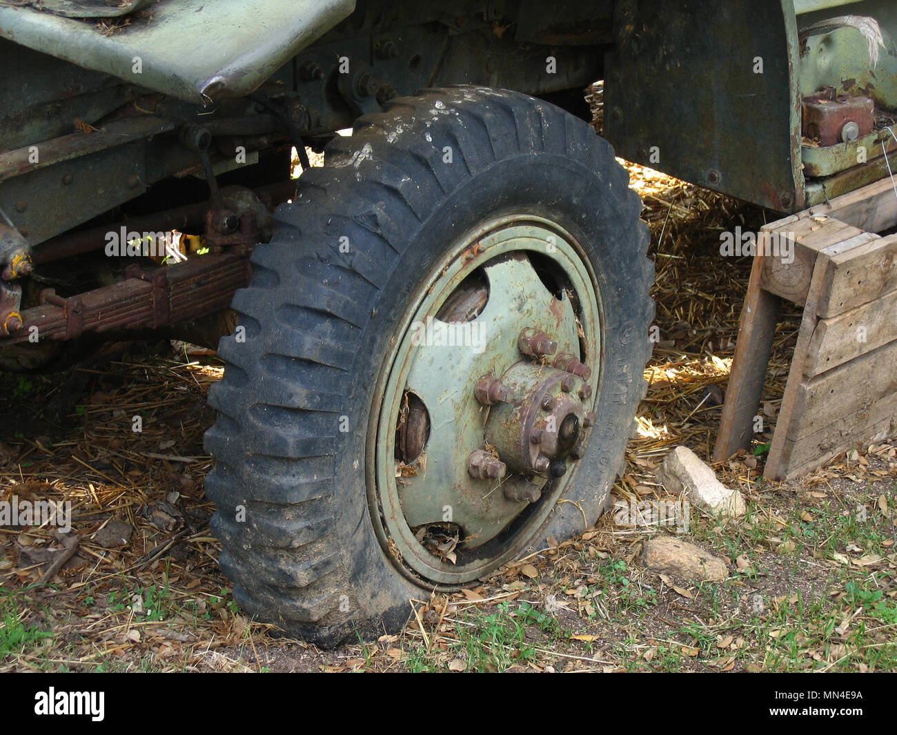 Der GMC CCKW auch als "Jimmy" war ein 2½-ton 6x6 Cargo truck der US-Armee, dass schwere Service sowohl im zweiten Weltkrieg und im Koreakrieg sah bekannt. Die ursprüngliche 'Deuce und eine Hälfte', ist das Rückgrat des berühmten Red Ball Express, die alliierten Armeen geliefert, da Sie ostwärts nach der normannischen Invasion geschoben gebildet.[2] Die CCKW kam in vielen Varianten, einschließlich offener oder geschlossener Kabine, langem Radstand (LWB353) und Kurz (SWB 352), und über eine Kerbe von spezialisierten Modelle. Es begann mit dem Einsatz der 6 × 6 M 35 1950 abgebaut werden, aber in der aktiven US-Service blieb bis Mitte der 1960er Jahre. Stockfoto