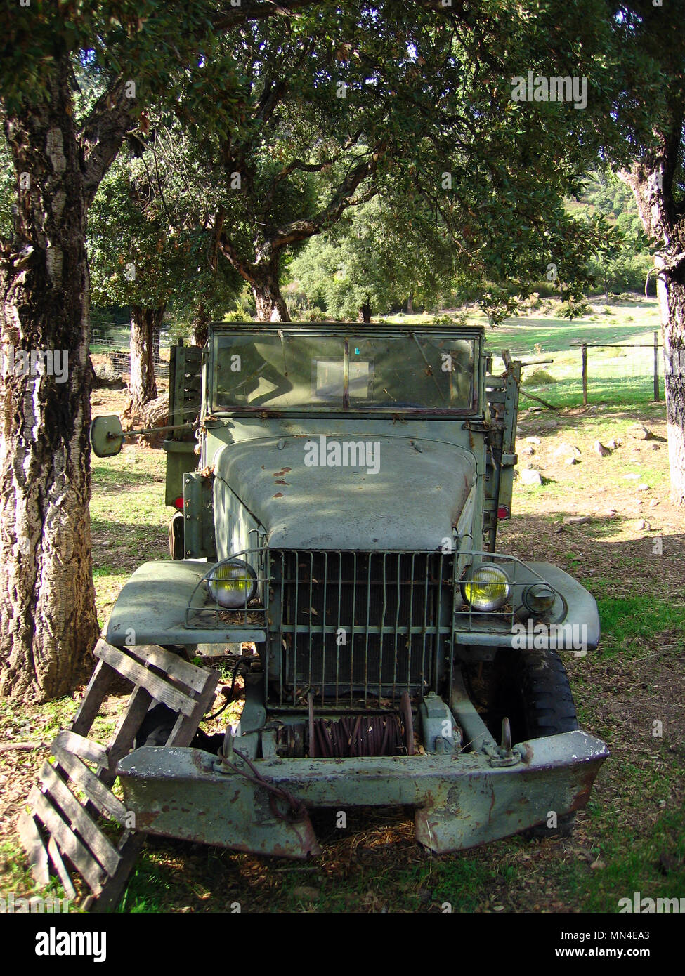 Der GMC CCKW auch als "Jimmy" war ein 2½-ton 6x6 Cargo truck der US-Armee, dass schwere Service sowohl im zweiten Weltkrieg und im Koreakrieg sah bekannt. Die ursprüngliche 'Deuce und eine Hälfte', ist das Rückgrat des berühmten Red Ball Express, die alliierten Armeen geliefert, da Sie ostwärts nach der normannischen Invasion geschoben gebildet.[2] Die CCKW kam in vielen Varianten, einschließlich offener oder geschlossener Kabine, langem Radstand (LWB353) und Kurz (SWB 352), und über eine Kerbe von spezialisierten Modelle. Es begann mit dem Einsatz der 6 × 6 M 35 1950 abgebaut werden, aber in der aktiven US-Service blieb bis Mitte der 1960er Jahre. Stockfoto