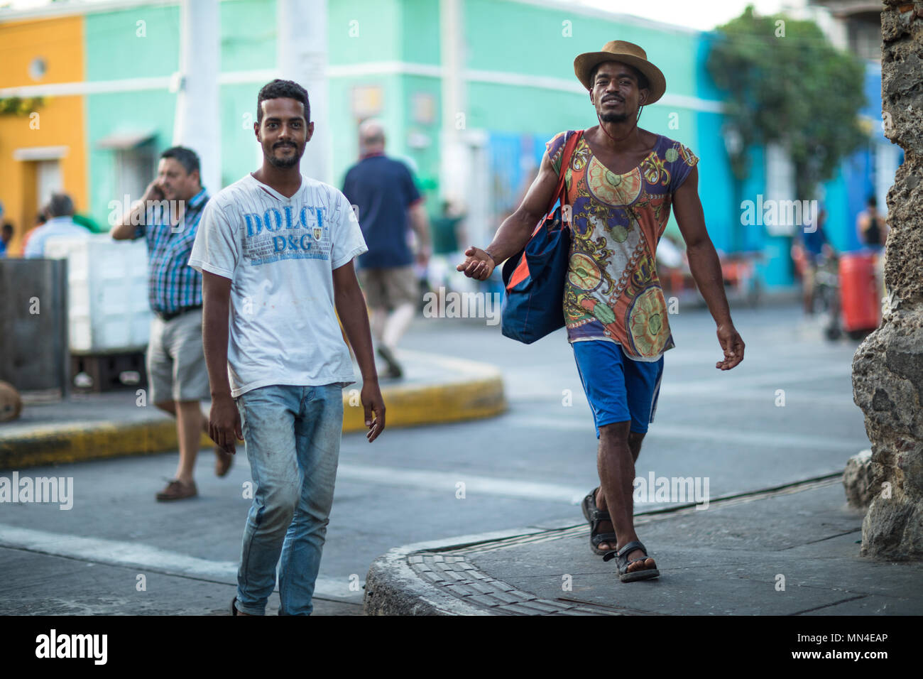 Zwei junge Männer auf die bunten Straßen von Plaza de Trinidad Getsemani, Cartagena, Kolumbien Stockfoto Zwei junge Männer auf die bunten Straßen von Plaza de Trinidad Getsemani, Cartagena, Kolumbien Stockfoto