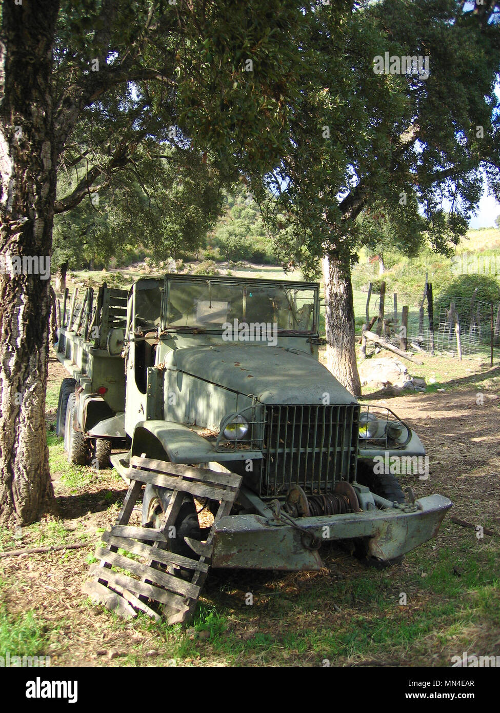 Der GMC CCKW auch als "Jimmy" war ein 2½-ton 6x6 Cargo truck der US-Armee, dass schwere Service sowohl im zweiten Weltkrieg und im Koreakrieg sah bekannt. Die ursprüngliche 'Deuce und eine Hälfte', ist das Rückgrat des berühmten Red Ball Express, die alliierten Armeen geliefert, da Sie ostwärts nach der normannischen Invasion geschoben gebildet.[2] Die CCKW kam in vielen Varianten, einschließlich offener oder geschlossener Kabine, langem Radstand (LWB353) und Kurz (SWB 352), und über eine Kerbe von spezialisierten Modelle. Es begann mit dem Einsatz der 6 × 6 M 35 1950 abgebaut werden, aber in der aktiven US-Service blieb bis Mitte der 1960er Jahre. Stockfoto