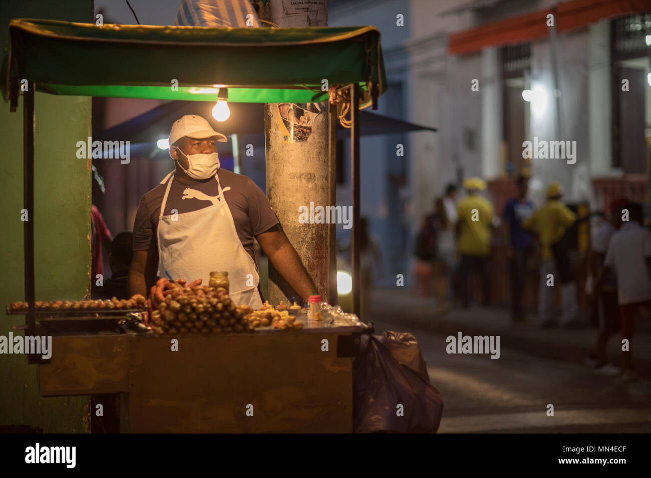 Grill die bunten Straßen von Getsemani bei Dämmerung, Cartagena, Kolumbien Stockfoto Grill die bunten Straßen von Getsemani bei Dämmerung, Cartagena, Kolumbien Stockfoto